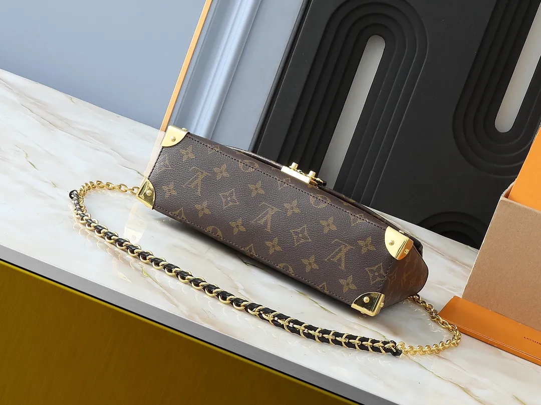 💰280💰Upgraded original M14526 Trunkie handbag combines Monogram canvas and metal rivets, with metallic corners and iconic S-lock lock, highlighting the brand heritage with a retro luggage style. The internal space and zipper pockets make it easy to accommodate daily needs, and the sliding chain shoulder strap expands carrying options. Dimensions: 27.0 x 16.0 x 8.0 cm (length x height x width)
