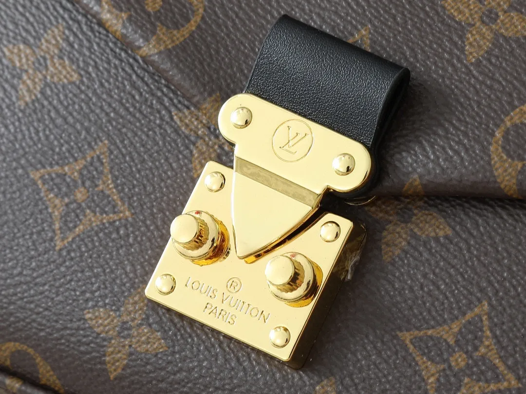 💰280💰Upgraded original M14526 Trunkie handbag combines Monogram canvas and metal rivets, with metallic corners and iconic S-lock lock, highlighting the brand heritage with a retro luggage style. The internal space and zipper pockets make it easy to accommodate daily needs, and the sliding chain shoulder strap expands carrying options. Dimensions: 27.0 x 16.0 x 8.0 cm (length x height x width)
