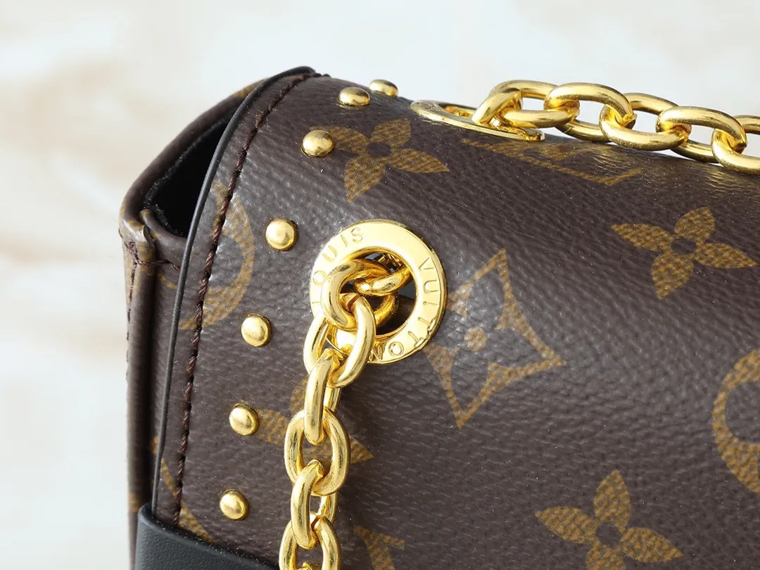 💰280💰Upgraded original M14526 Trunkie handbag combines Monogram canvas and metal rivets, with metallic corners and iconic S-lock lock, highlighting the brand heritage with a retro luggage style. The internal space and zipper pockets make it easy to accommodate daily needs, and the sliding chain shoulder strap expands carrying options. Dimensions: 27.0 x 16.0 x 8.0 cm (length x height x width)