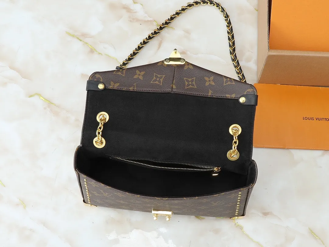 💰280💰Upgraded original M14526 Trunkie handbag combines Monogram canvas and metal rivets, with metallic corners and iconic S-lock lock, highlighting the brand heritage with a retro luggage style. The internal space and zipper pockets make it easy to accommodate daily needs, and the sliding chain shoulder strap expands carrying options. Dimensions: 27.0 x 16.0 x 8.0 cm (length x height x width)