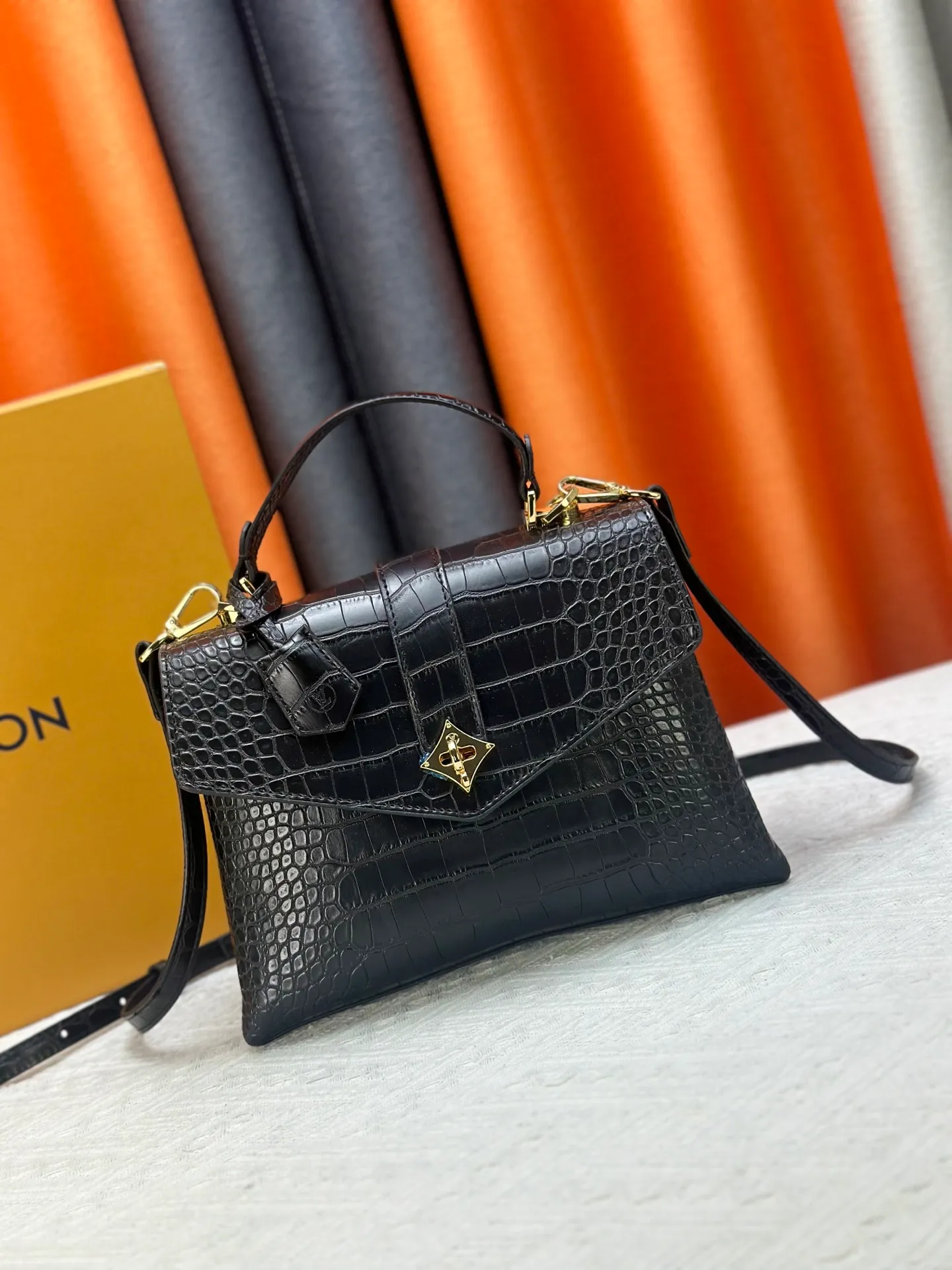 P300 M80527 N82033.N98925 Crocodile black N98928.N80432 Crocodile pink N99017 Crocodile gray N84714 Himalayan N86012 black with crocodile Rose des Vents small handbag is made of smooth and grained calfskin to outline elegant lines, embellished with golden LV padlocks to shine. Clever use of the top handle and detachable and adjustable shoulder strap create an elegant elbow or practical cross-body style for everyday travel. Medium size Length 27 Width 11 Height 19