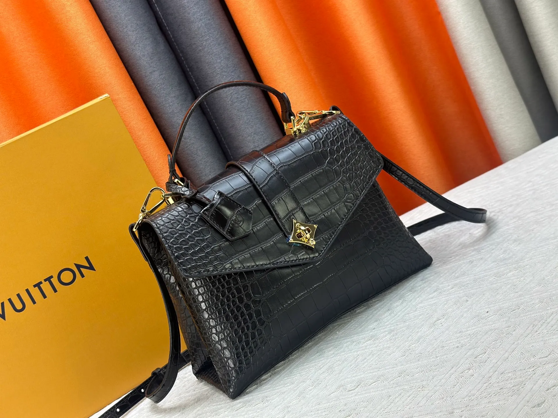 P300 M80527 N82033.N98925 Crocodile black N98928.N80432 Crocodile pink N99017 Crocodile gray N84714 Himalayan N86012 black with crocodile Rose des Vents small handbag is made of smooth and grained calfskin to outline elegant lines, embellished with golden LV padlocks to shine. Clever use of the top handle and detachable and adjustable shoulder strap create an elegant elbow or practical cross-body style for everyday travel. Medium size Length 27 Width 11 Height 19