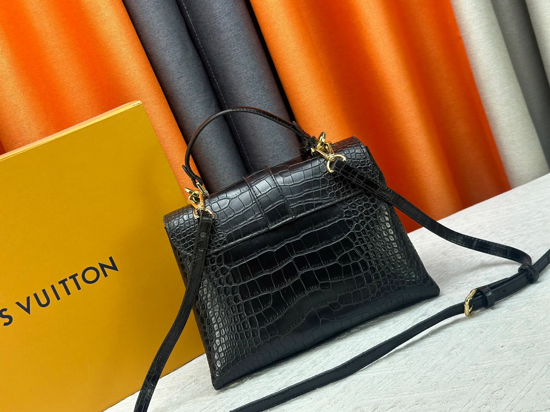 P300 M80527 N82033.N98925 Crocodile black N98928.N80432 Crocodile pink N99017 Crocodile gray N84714 Himalayan N86012 black with crocodile Rose des Vents small handbag is made of smooth and grained calfskin to outline elegant lines, embellished with golden LV padlocks to shine. Clever use of the top handle and detachable and adjustable shoulder strap create an elegant elbow or practical cross-body style for everyday travel. Medium size Length 27 Width 11 Height 19