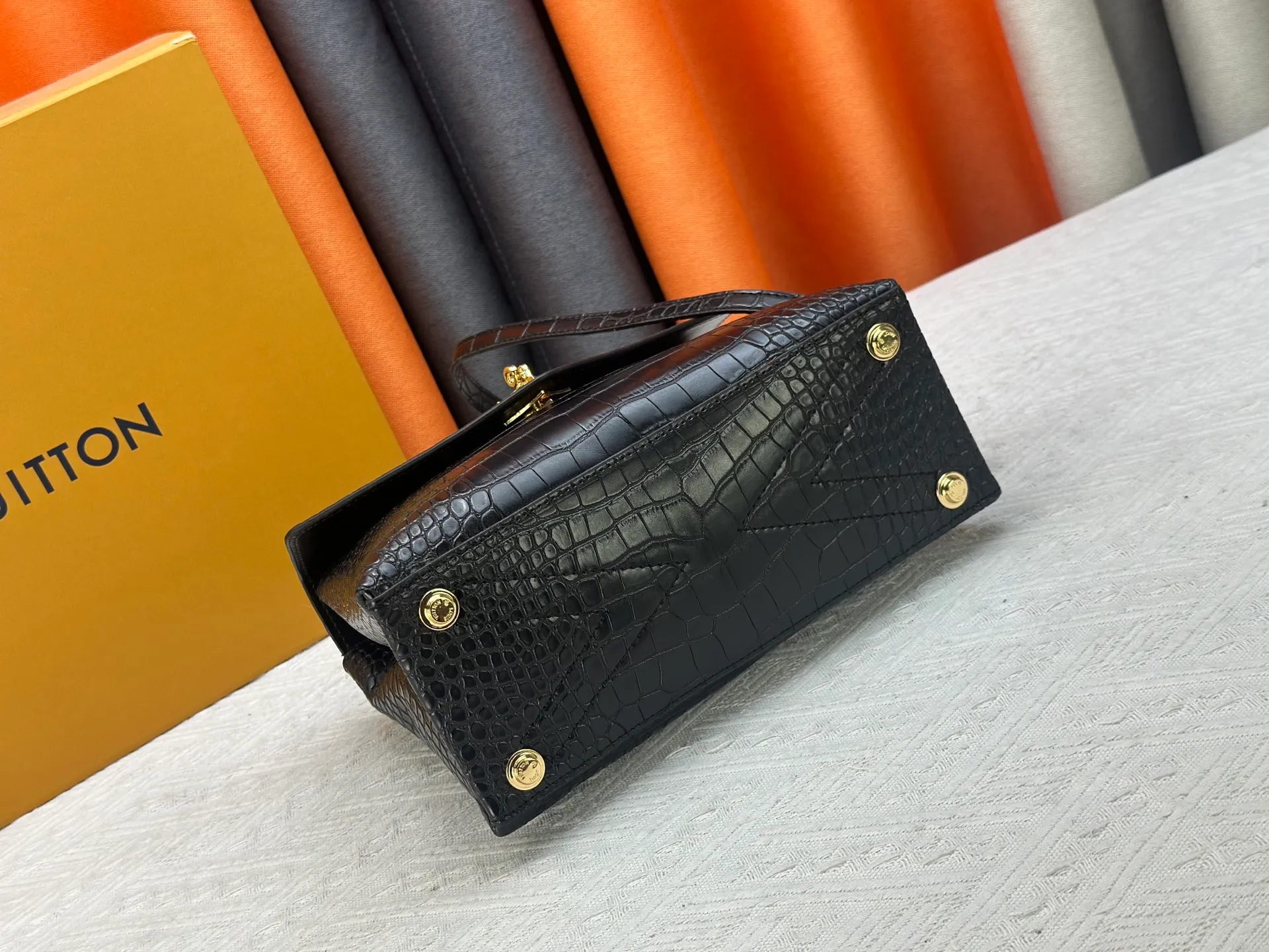 P300 M80527 N82033.N98925 Crocodile black N98928.N80432 Crocodile pink N99017 Crocodile gray N84714 Himalayan N86012 black with crocodile Rose des Vents small handbag is made of smooth and grained calfskin to outline elegant lines, embellished with golden LV padlocks to shine. Clever use of the top handle and detachable and adjustable shoulder strap create an elegant elbow or practical cross-body style for everyday travel. Medium size Length 27 Width 11 Height 19