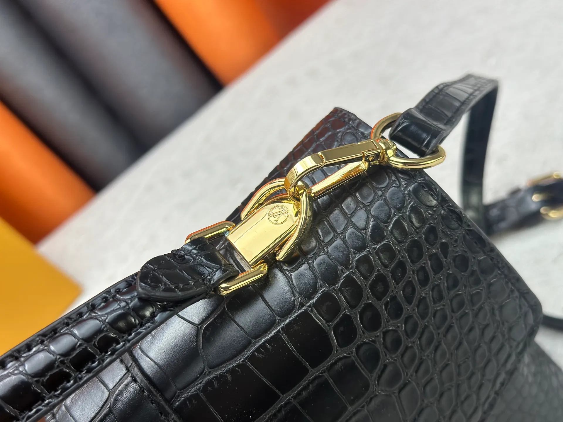 P300 M80527 N82033.N98925 Crocodile black N98928.N80432 Crocodile pink N99017 Crocodile gray N84714 Himalayan N86012 black with crocodile Rose des Vents small handbag is made of smooth and grained calfskin to outline elegant lines, embellished with golden LV padlocks to shine. Clever use of the top handle and detachable and adjustable shoulder strap create an elegant elbow or practical cross-body style for everyday travel. Medium size Length 27 Width 11 Height 19