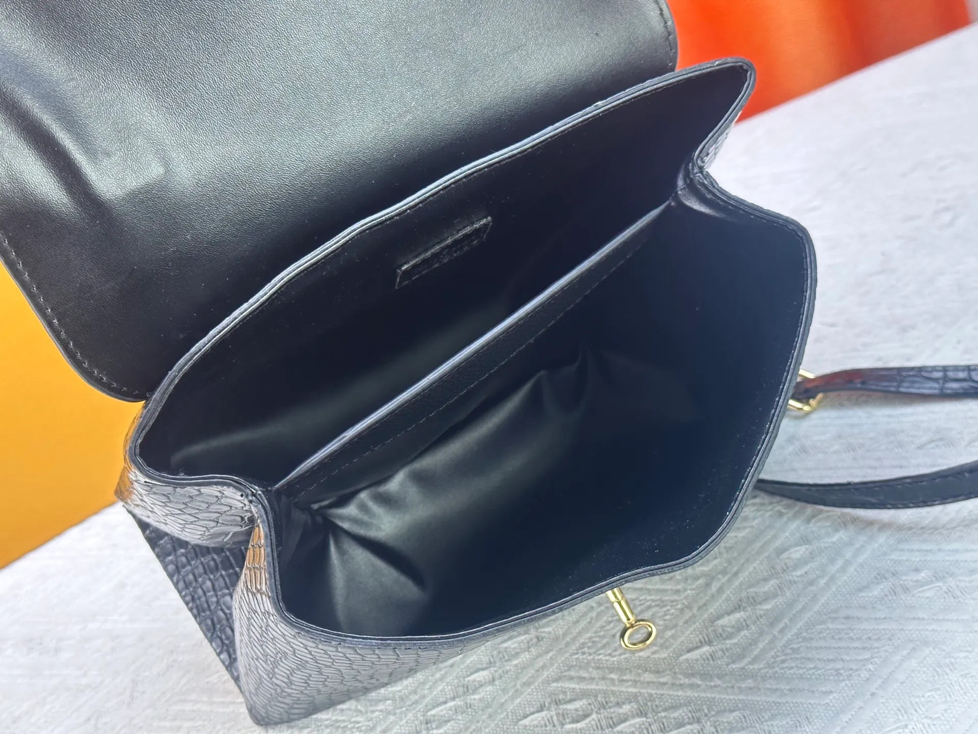 P300 M80527 N82033.N98925 Crocodile black N98928.N80432 Crocodile pink N99017 Crocodile gray N84714 Himalayan N86012 black with crocodile Rose des Vents small handbag is made of smooth and grained calfskin to outline elegant lines, embellished with golden LV padlocks to shine. Clever use of the top handle and detachable and adjustable shoulder strap create an elegant elbow or practical cross-body style for everyday travel. Medium size Length 27 Width 11 Height 19