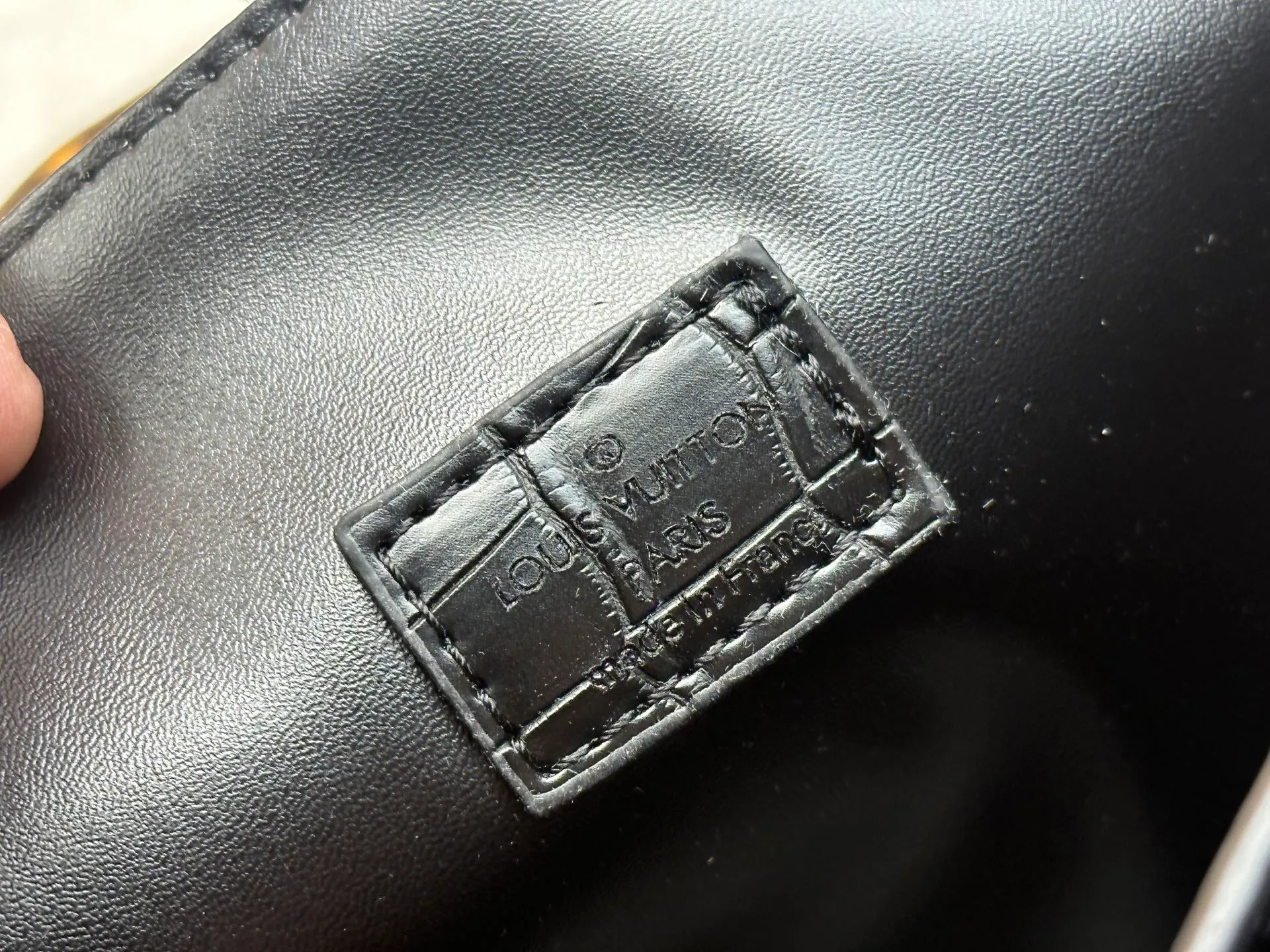 P300 M80527 N82033.N98925 Crocodile black N98928.N80432 Crocodile pink N99017 Crocodile gray N84714 Himalayan N86012 black with crocodile Rose des Vents small handbag is made of smooth and grained calfskin to outline elegant lines, embellished with golden LV padlocks to shine. Clever use of the top handle and detachable and adjustable shoulder strap create an elegant elbow or practical cross-body style for everyday travel. Medium size Length 27 Width 11 Height 19