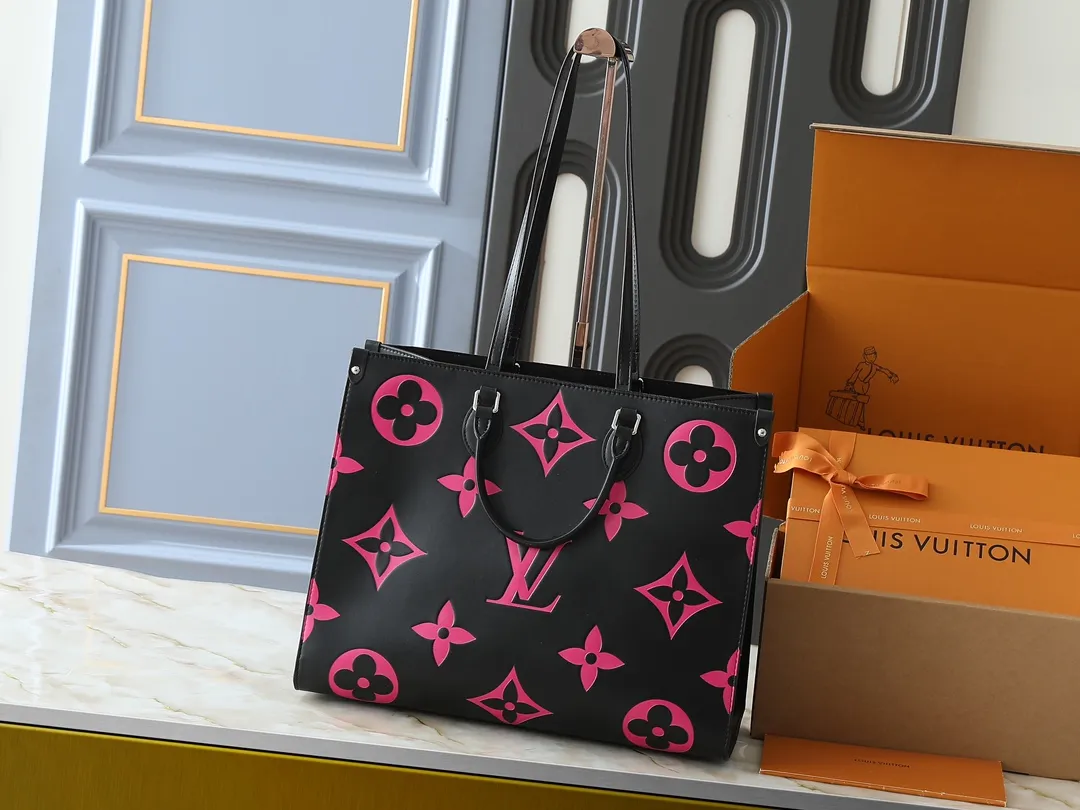 💰260💰Upgraded from the original M45945 M44925 M44571. This OnTheGo handbag is made of Monogram Empreinte leather embossed with large Monogram flowers and LV letters. It is equipped with a Toron handle and a long shoulder strap, providing a variety of comfortable carrying methods for business occasions, casual shopping or travel. Dimensions: 41.0 x 34.0 x 19.0 cm (length x height x width)
