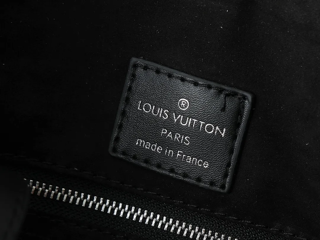 💰260💰Upgraded from the original M45945 M44925 M44571. This OnTheGo handbag is made of Monogram Empreinte leather embossed with large Monogram flowers and LV letters. It is equipped with a Toron handle and a long shoulder strap, providing a variety of comfortable carrying methods for business occasions, casual shopping or travel. Dimensions: 41.0 x 34.0 x 19.0 cm (length x height x width)