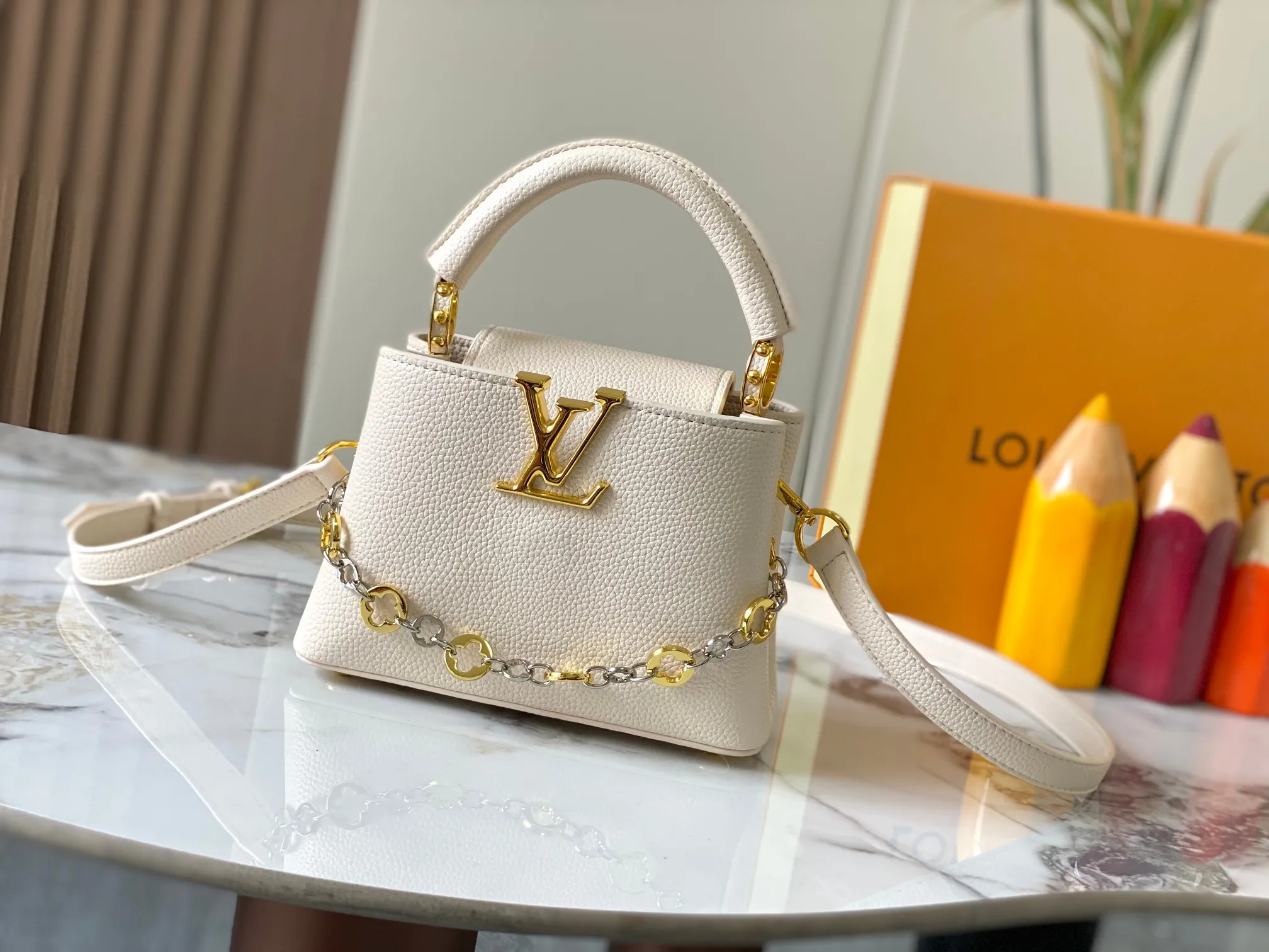 Top original P440 Guangzhou product 🇫🇷M12935 This Capucines mini handbag is from the Capucines Chain On You series. It is made of soft Taurillon cow leather and has ample space to store daily necessities such as short wallets, keys, and lipstick. The jewelry-style double-plated chain incorporates Monogram floral details and complements the round LV letters. The flip cover can be placed in or out. Size:21×14×8cm