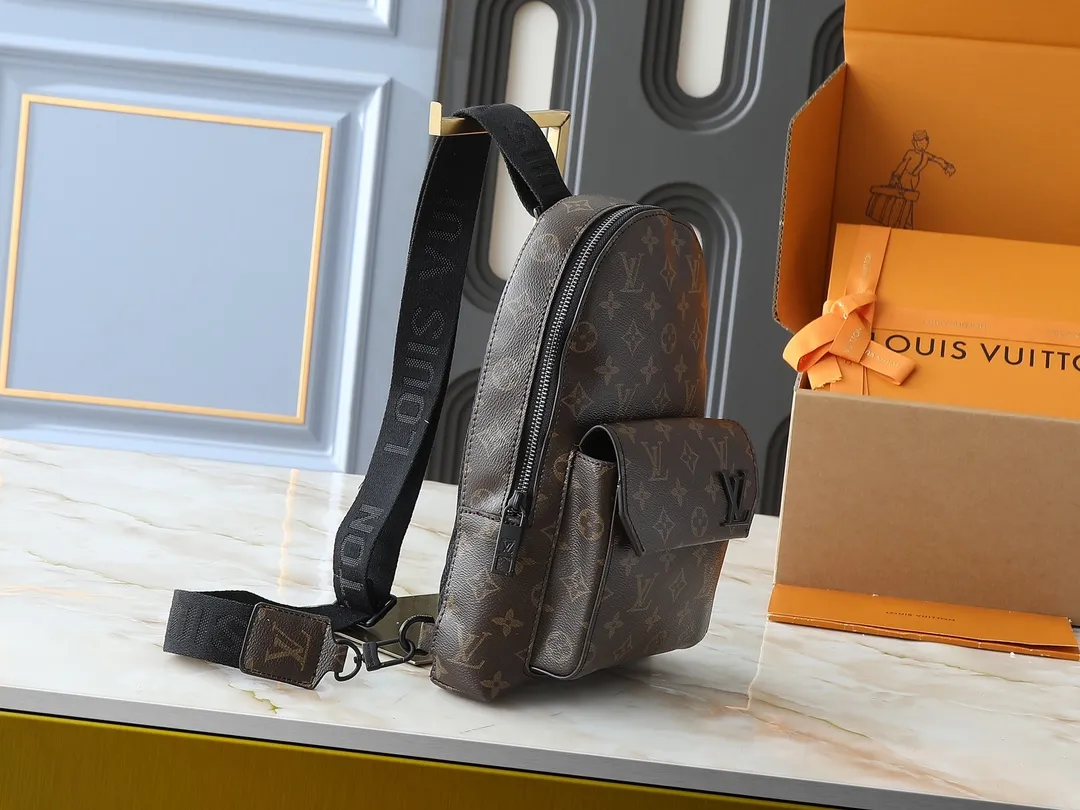 💰260💰Upgraded from the original M23736 M23765 M11601. This Pilot shoulder bag references the classic design of the Takeoff backpack, making it a trendy choice with its rounded lines, front flap and iconic details of the LV Aerogram series. The magnetic closure ensures easy access and secure storage, and the adjustable shoulder strap can be placed on either side of the bag. 20.0 x 30.0 x 4.0 cm (length x height x width)