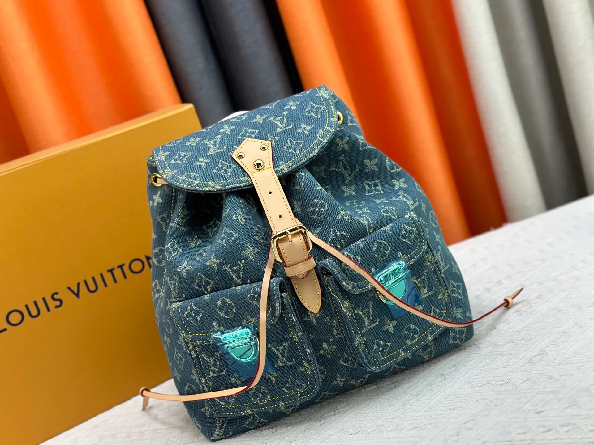 P390 LV denim backpack is shipped, originally developed. Model: 44460 ❤️🆕The cool denim series is here, a second-hand out-of-print limited edition mountaineering bag and school bag. Denim elements will never go out of style, and no matter how you pair them, they look stylish and invincible! Close your eyes and enter~ Dimensions: Width 19*Height 30*Length 28