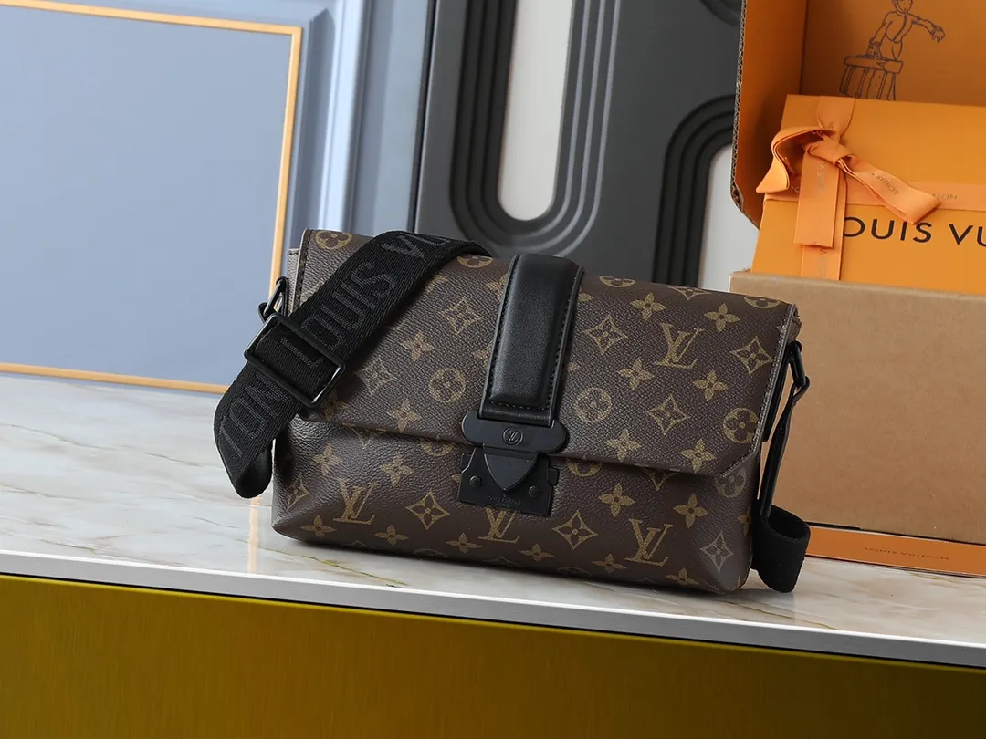 💰260💰Upgraded from the original M46794 M23741. This S-Cape messenger bag is made of Monogram black Taurillon leather. The novel opening and closing design traces back to the S-lock created by Georges Vuitton in 1886. The wide, adjustable jacquard strap woven with the Louis Vuitton logo allows for shoulder or cross-body wear. Dimensions: 28 x 16 x 10 cm (length x height x width)