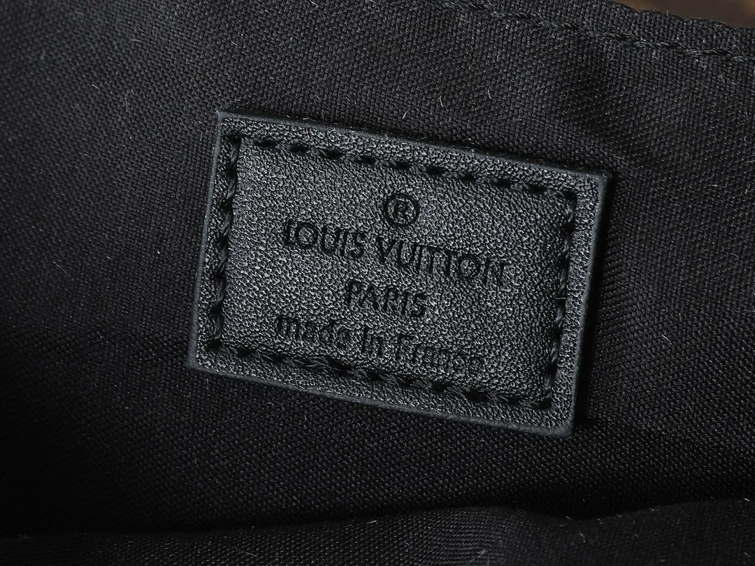 💰260💰Upgraded from the original M46794 M23741. This S-Cape messenger bag is made of Monogram black Taurillon leather. The novel opening and closing design traces back to the S-lock created by Georges Vuitton in 1886. The wide, adjustable jacquard strap woven with the Louis Vuitton logo allows for shoulder or cross-body wear. Dimensions: 28 x 16 x 10 cm (length x height x width)