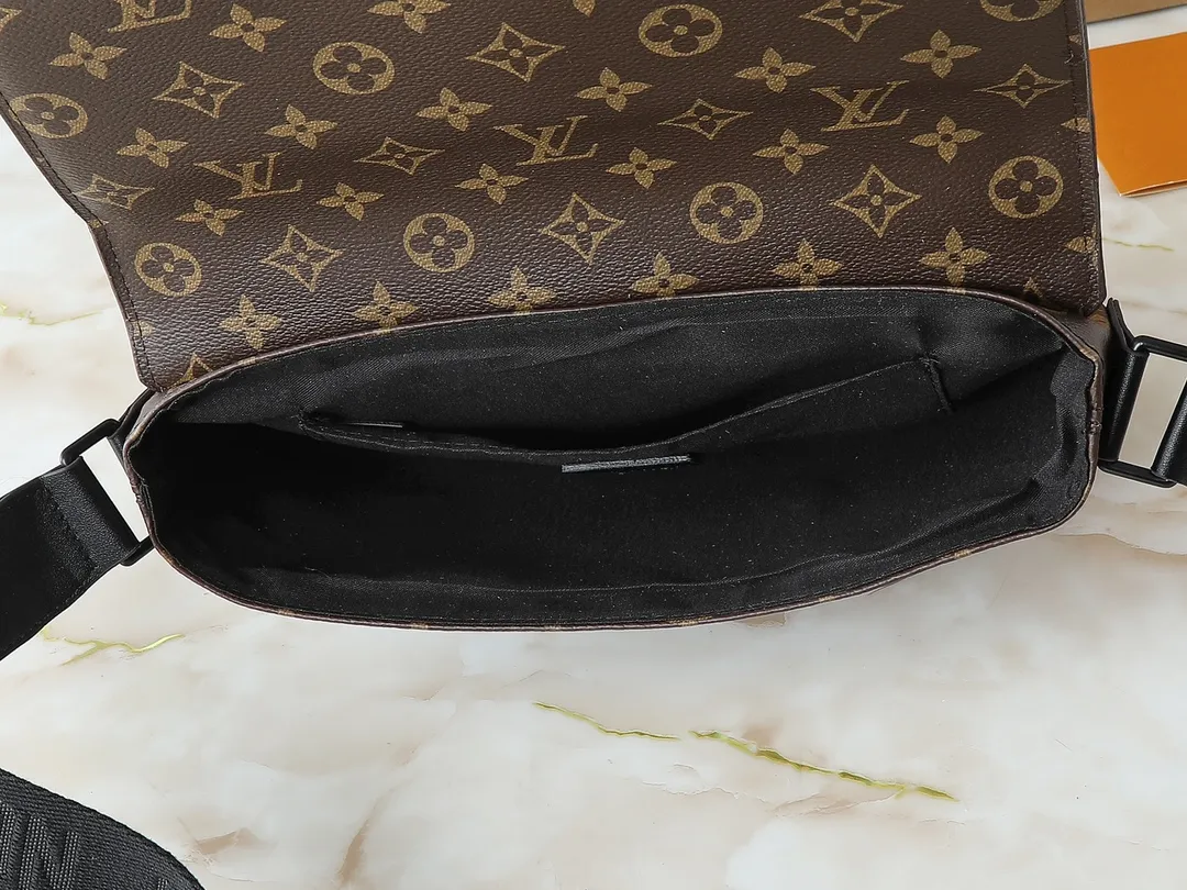 💰260💰Upgraded from the original M46794 M23741. This S-Cape messenger bag is made of Monogram black Taurillon leather. The novel opening and closing design traces back to the S-lock created by Georges Vuitton in 1886. The wide, adjustable jacquard strap woven with the Louis Vuitton logo allows for shoulder or cross-body wear. Dimensions: 28 x 16 x 10 cm (length x height x width)
