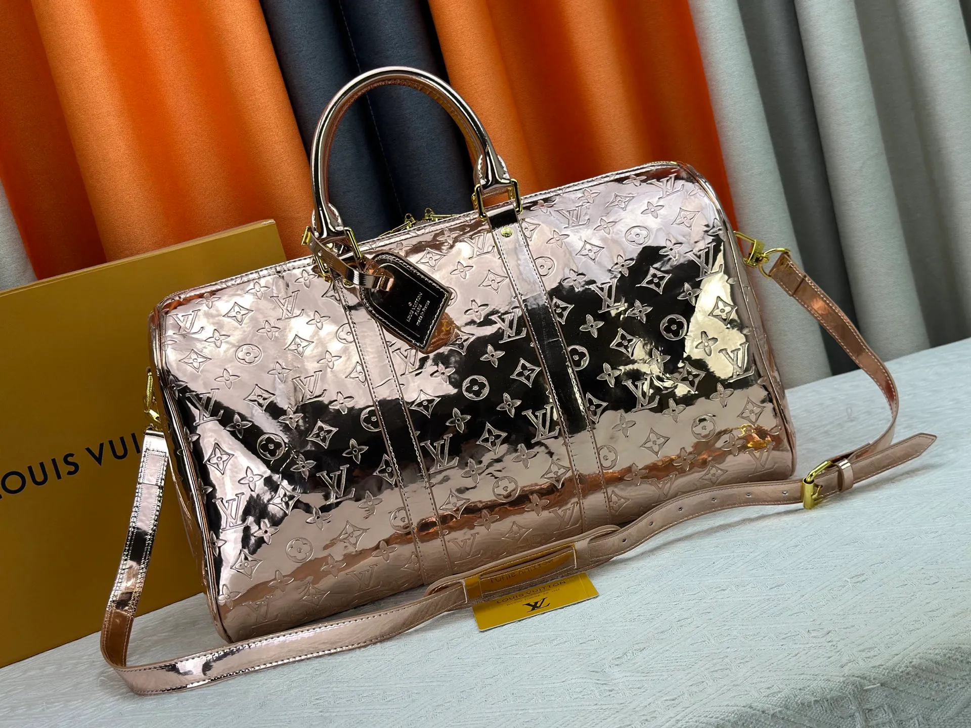 P360 M26463 M41418 Rose Gold This Speedy Bandoulière 45 handbag is from the LV Ski series. It is made of embossed coated canvas decorated with smooth leather trim and bright metal parts, and then uses the new Monogram Miroir effect to declare the retro-futuristic concept. The detachable and adjustable leather shoulder strap allows for a variety of carrying options, and the compact design can accommodate daily needs such as a long wallet. Dimensions: 45x27x20