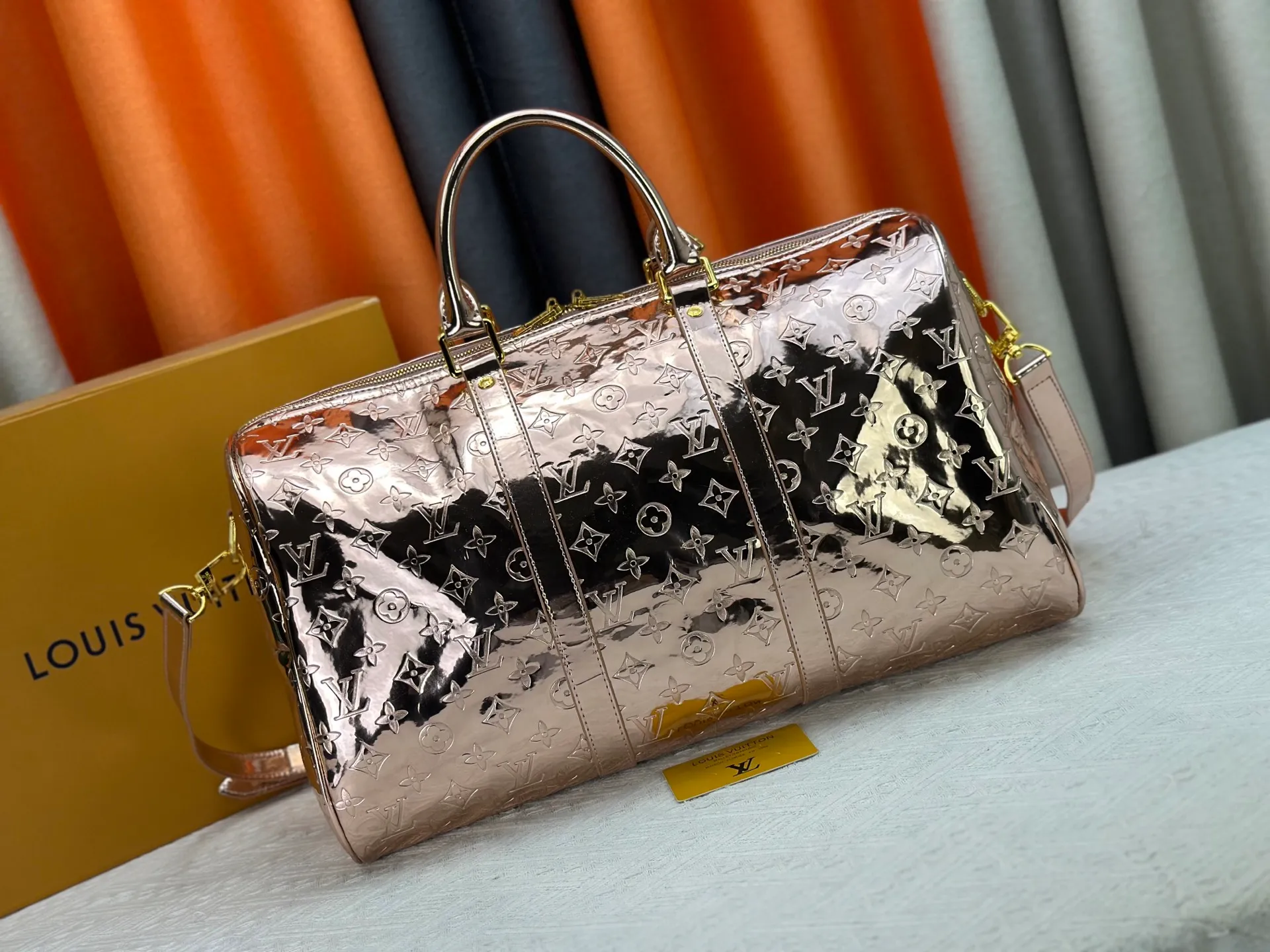 P360 M26463 M41418 Rose Gold This Speedy Bandoulière 45 handbag is from the LV Ski series. It is made of embossed coated canvas decorated with smooth leather trim and bright metal parts, and then uses the new Monogram Miroir effect to declare the retro-futuristic concept. The detachable and adjustable leather shoulder strap allows for a variety of carrying options, and the compact design can accommodate daily needs such as a long wallet. Dimensions: 45x27x20