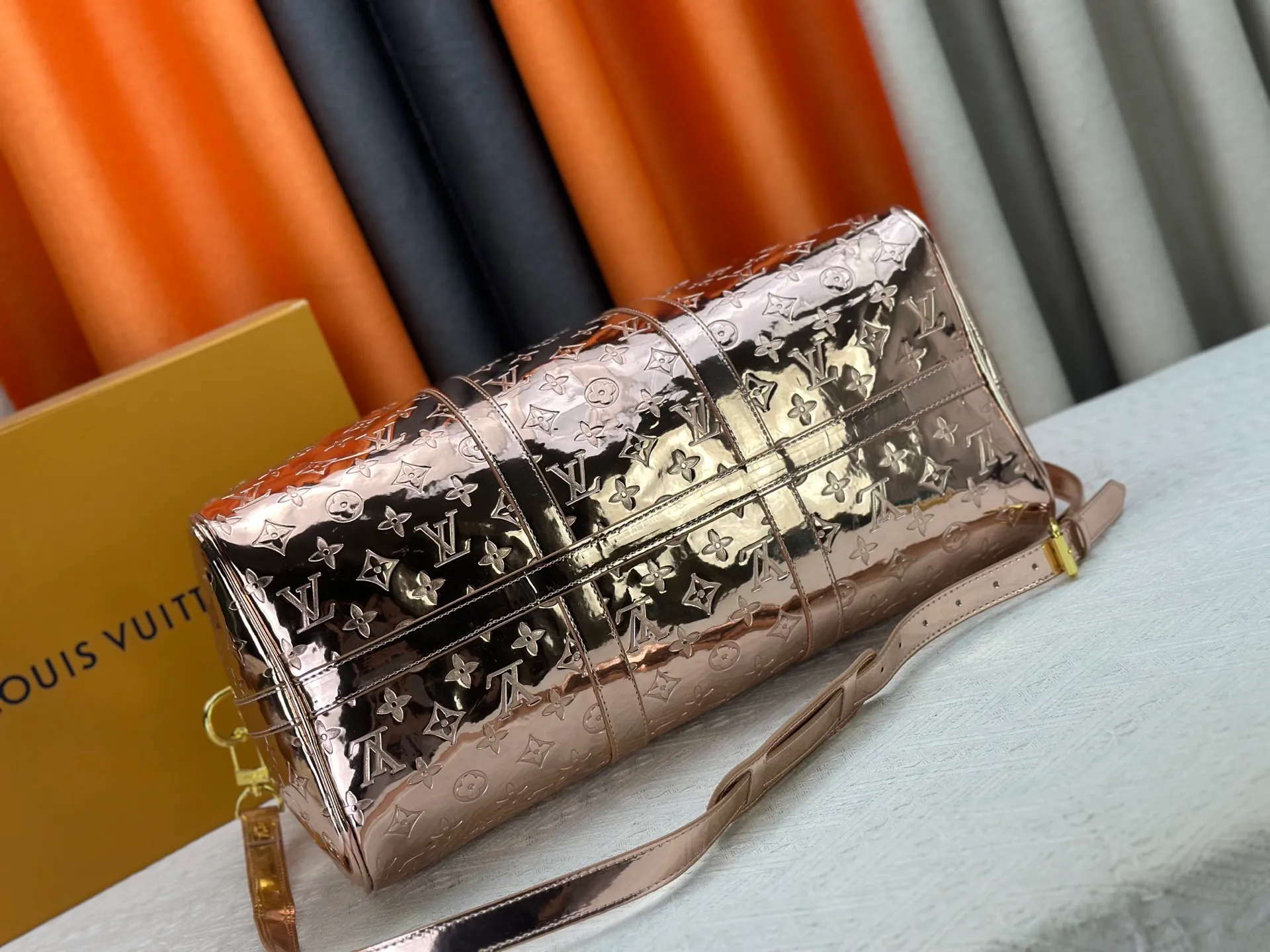 P360 M26463 M41418 Rose Gold This Speedy Bandoulière 45 handbag is from the LV Ski series. It is made of embossed coated canvas decorated with smooth leather trim and bright metal parts, and then uses the new Monogram Miroir effect to declare the retro-futuristic concept. The detachable and adjustable leather shoulder strap allows for a variety of carrying options, and the compact design can accommodate daily needs such as a long wallet. Dimensions: 45x27x20