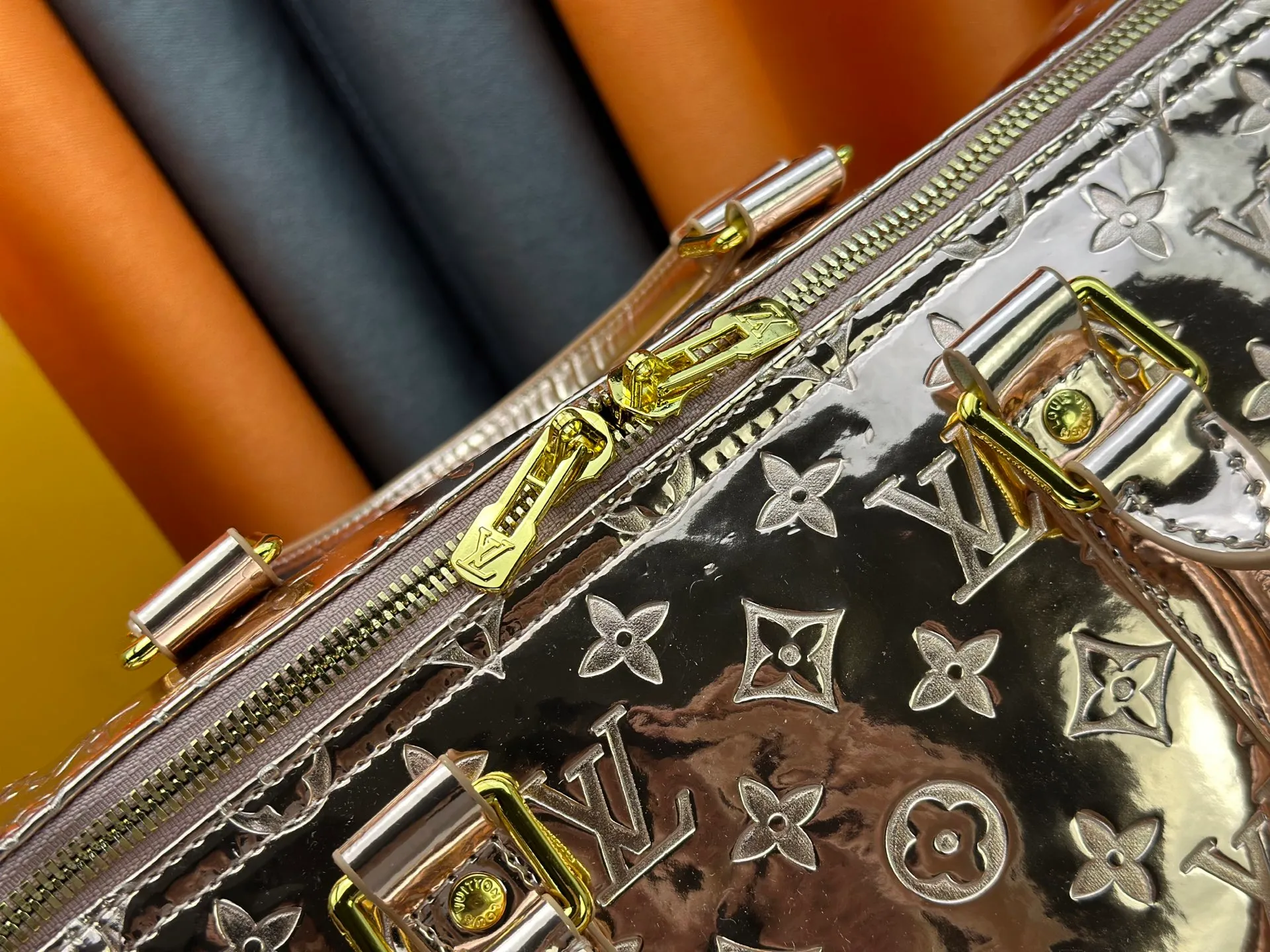 P360 M26463 M41418 Rose Gold This Speedy Bandoulière 45 handbag is from the LV Ski series. It is made of embossed coated canvas decorated with smooth leather trim and bright metal parts, and then uses the new Monogram Miroir effect to declare the retro-futuristic concept. The detachable and adjustable leather shoulder strap allows for a variety of carrying options, and the compact design can accommodate daily needs such as a long wallet. Dimensions: 45x27x20