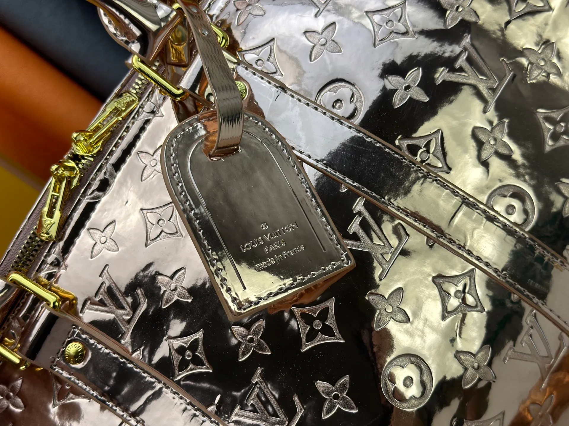 P360 M26463 M41418 Rose Gold This Speedy Bandoulière 45 handbag is from the LV Ski series. It is made of embossed coated canvas decorated with smooth leather trim and bright metal parts, and then uses the new Monogram Miroir effect to declare the retro-futuristic concept. The detachable and adjustable leather shoulder strap allows for a variety of carrying options, and the compact design can accommodate daily needs such as a long wallet. Dimensions: 45x27x20