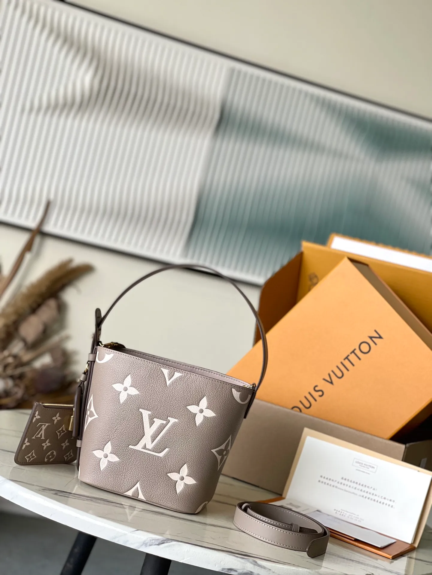 💰980 (top-grain leather) Top-quality original item M13045 Elephant Gray This AlInBB handbag integrates modern design concepts into elegant silhouette and ample space. Monogram Empreinte leather craftsmanship creates a simple bucket bag structure, the iconic nameplate and metal padlock highlight the exquisite details, and the adjustable handle pays homage to the brand's trunk-making heritage. Dimensions: 16 × 18 × 12 cm