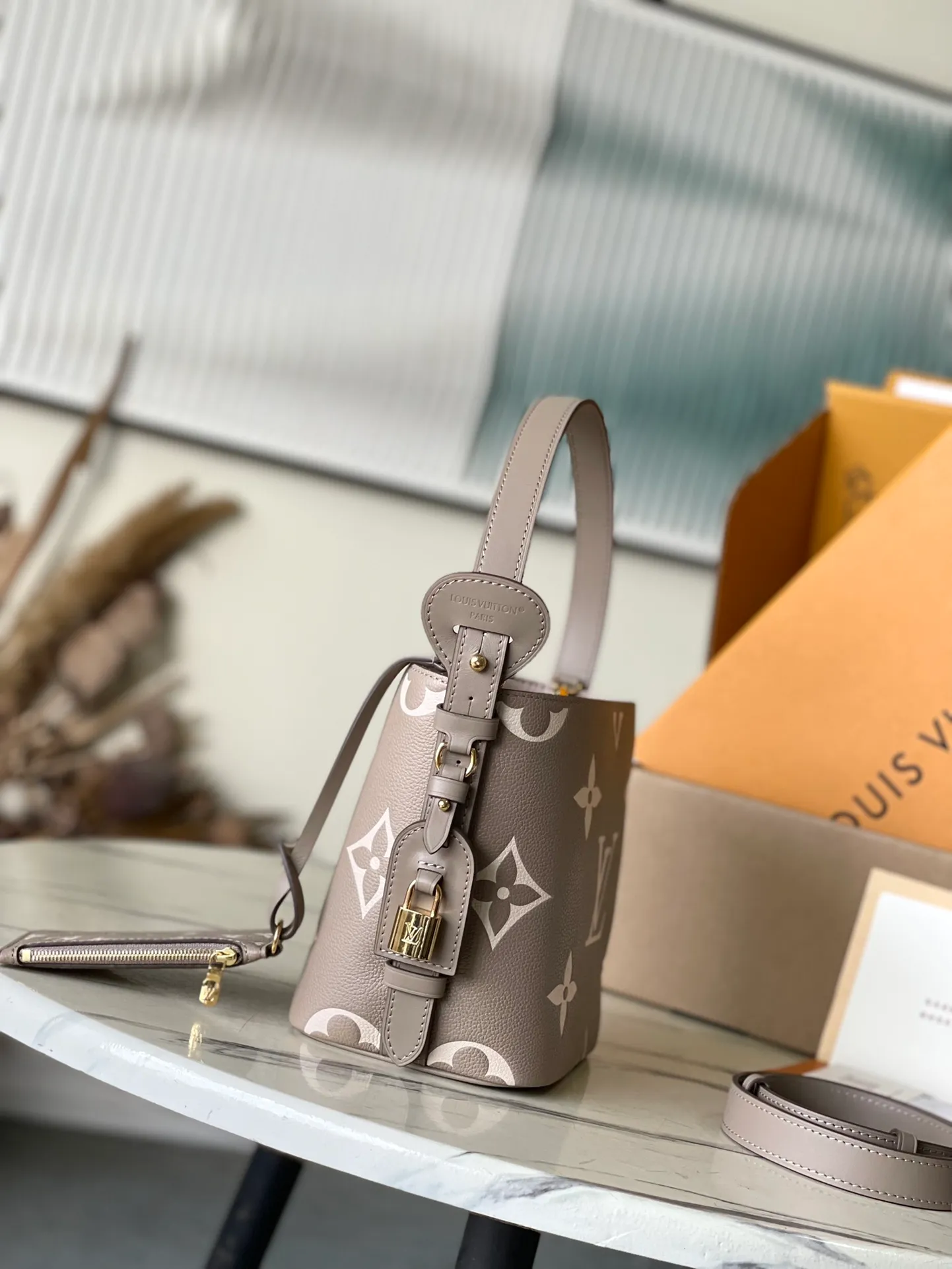 💰980 (top-grain leather) Top-quality original item M13045 Elephant Gray This AlInBB handbag integrates modern design concepts into elegant silhouette and ample space. Monogram Empreinte leather craftsmanship creates a simple bucket bag structure, the iconic nameplate and metal padlock highlight the exquisite details, and the adjustable handle pays homage to the brand's trunk-making heritage. Dimensions: 16 × 18 × 12 cm
