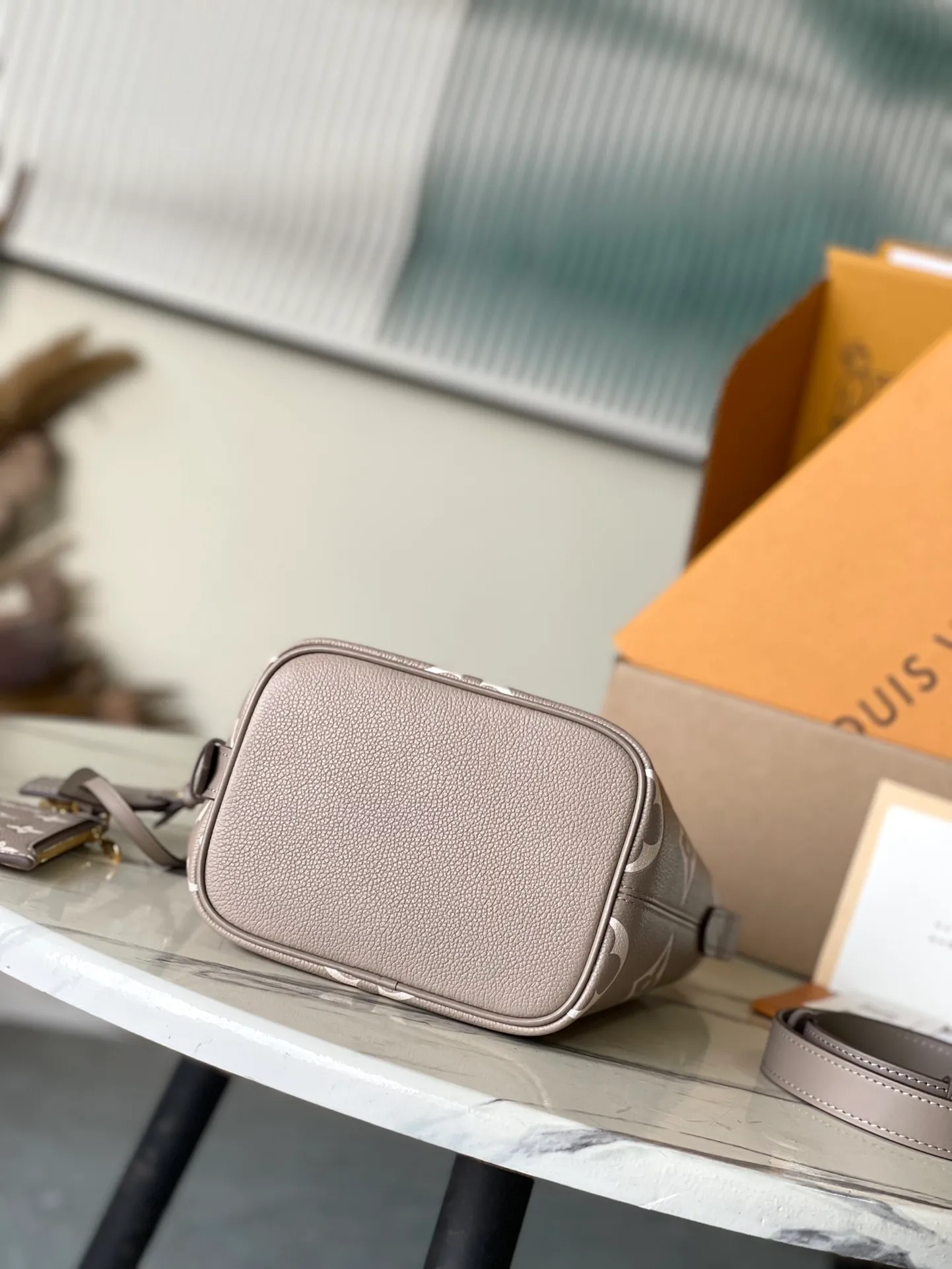 💰980 (top-grain leather) Top-quality original item M13045 Elephant Gray This AlInBB handbag integrates modern design concepts into elegant silhouette and ample space. Monogram Empreinte leather craftsmanship creates a simple bucket bag structure, the iconic nameplate and metal padlock highlight the exquisite details, and the adjustable handle pays homage to the brand's trunk-making heritage. Dimensions: 16 × 18 × 12 cm