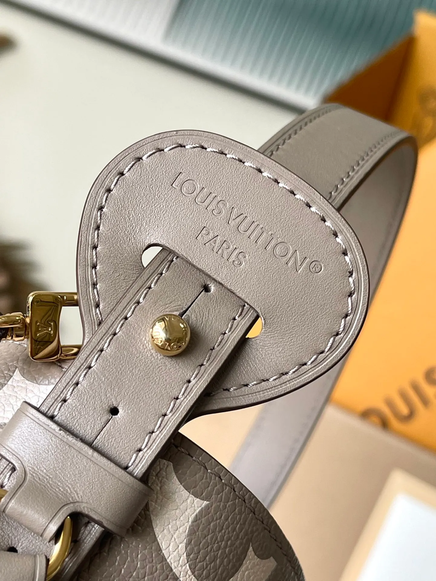 💰980 (top-grain leather) Top-quality original item M13045 Elephant Gray This AlInBB handbag integrates modern design concepts into elegant silhouette and ample space. Monogram Empreinte leather craftsmanship creates a simple bucket bag structure, the iconic nameplate and metal padlock highlight the exquisite details, and the adjustable handle pays homage to the brand's trunk-making heritage. Dimensions: 16 × 18 × 12 cm