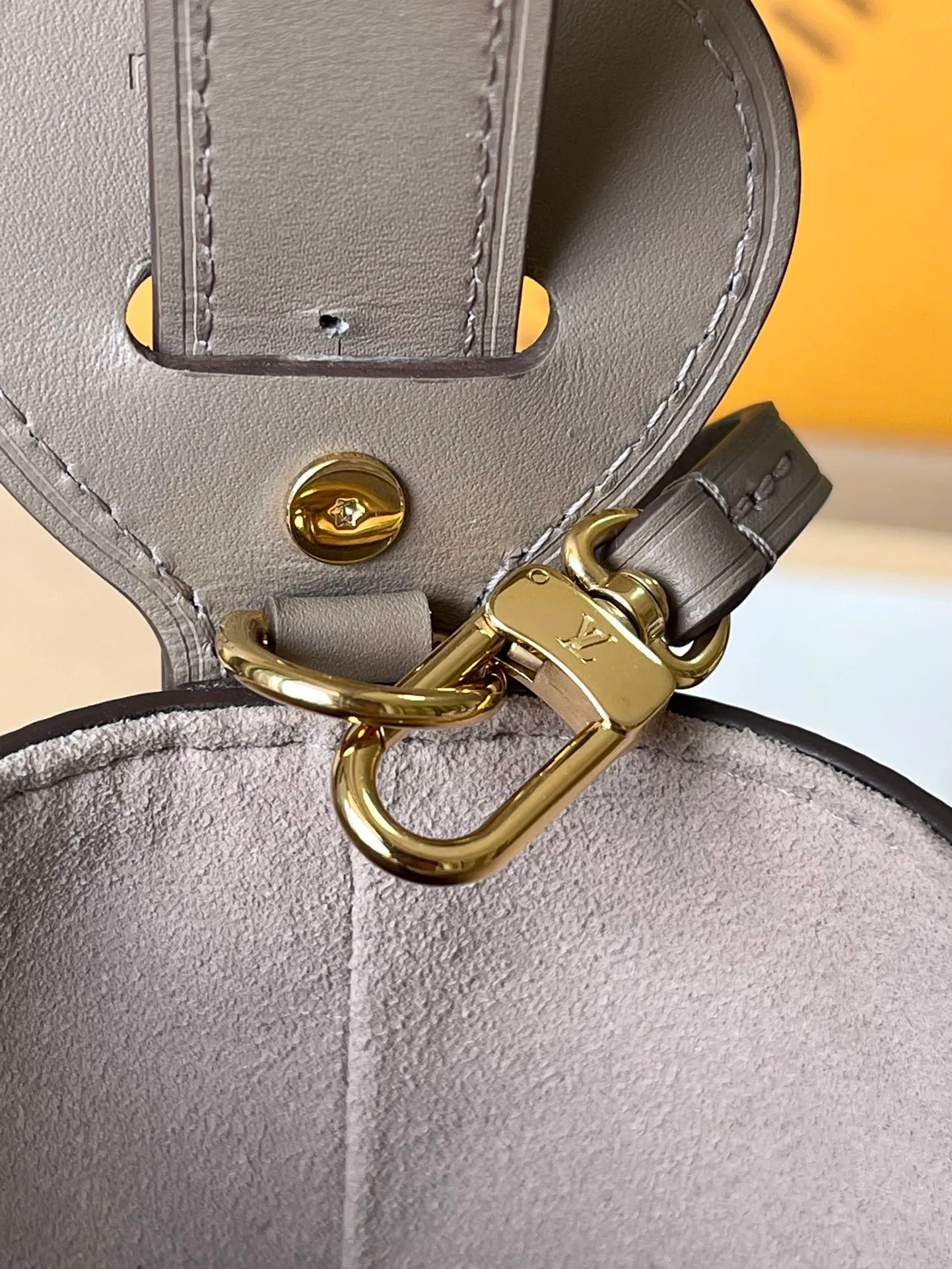 💰980 (top-grain leather) Top-quality original item M13045 Elephant Gray This AlInBB handbag integrates modern design concepts into elegant silhouette and ample space. Monogram Empreinte leather craftsmanship creates a simple bucket bag structure, the iconic nameplate and metal padlock highlight the exquisite details, and the adjustable handle pays homage to the brand's trunk-making heritage. Dimensions: 16 × 18 × 12 cm