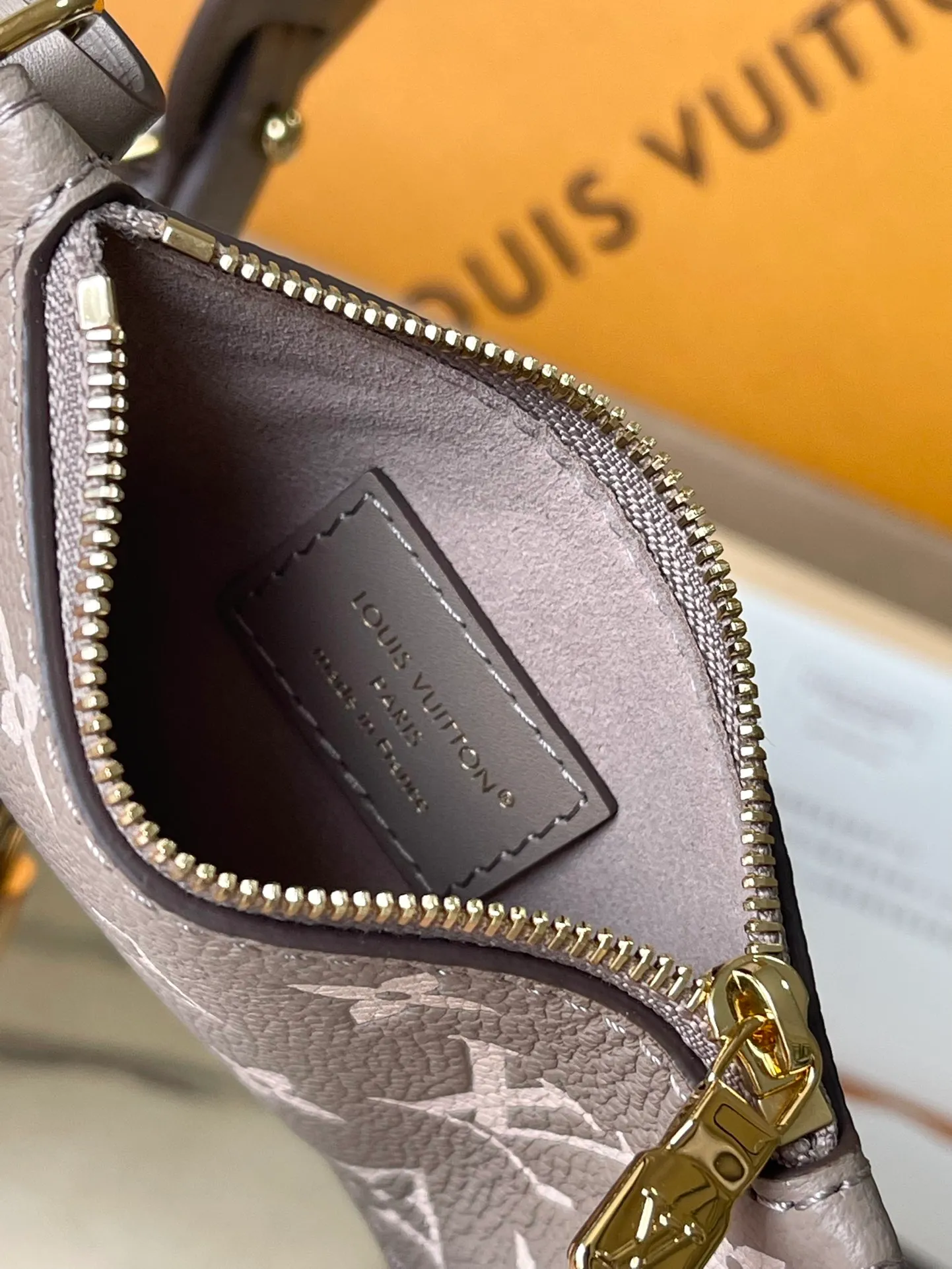 💰980 (top-grain leather) Top-quality original item M13045 Elephant Gray This AlInBB handbag integrates modern design concepts into elegant silhouette and ample space. Monogram Empreinte leather craftsmanship creates a simple bucket bag structure, the iconic nameplate and metal padlock highlight the exquisite details, and the adjustable handle pays homage to the brand's trunk-making heritage. Dimensions: 16 × 18 × 12 cm