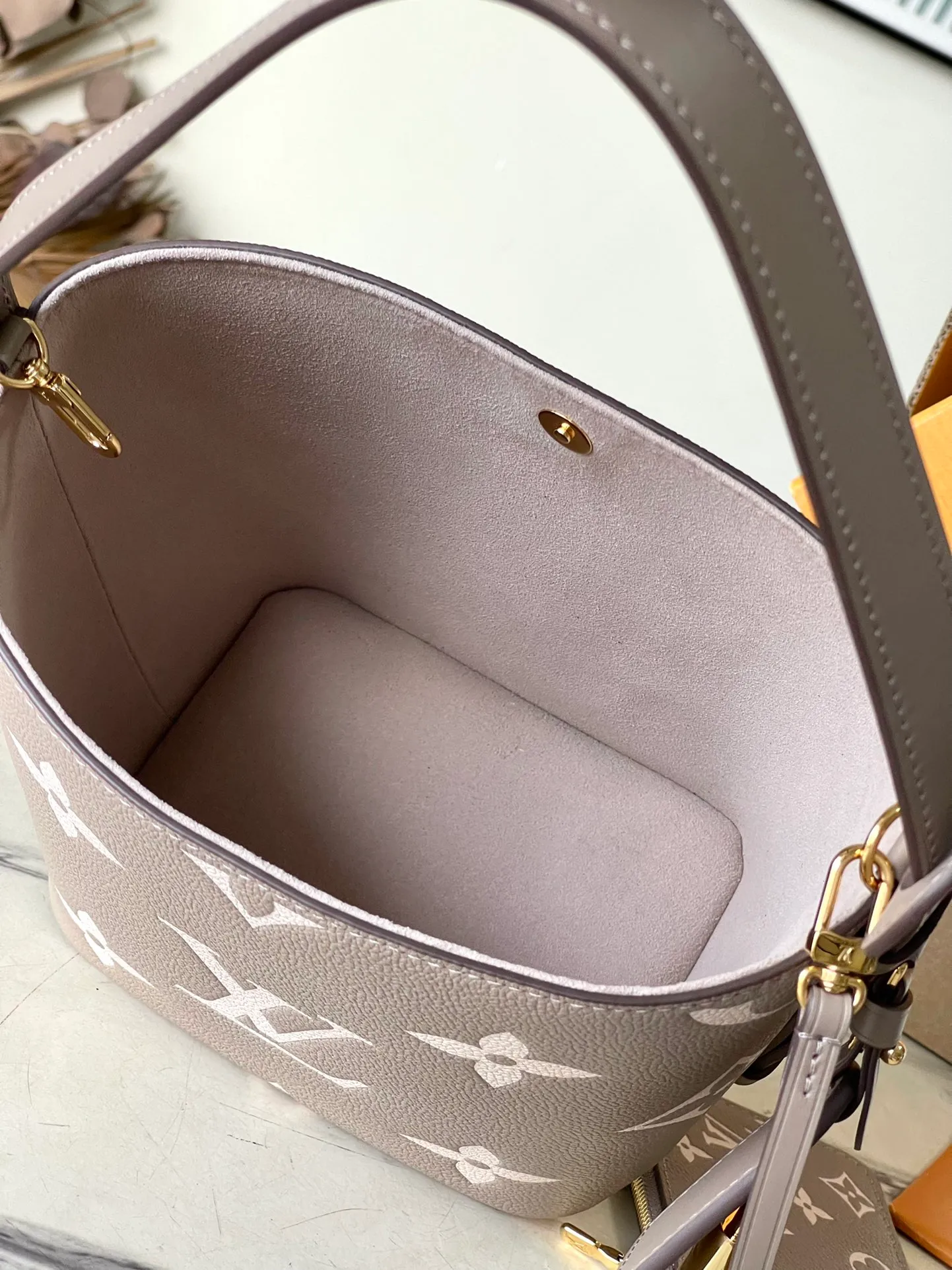 💰980 (top-grain leather) Top-quality original item M13045 Elephant Gray This AlInBB handbag integrates modern design concepts into elegant silhouette and ample space. Monogram Empreinte leather craftsmanship creates a simple bucket bag structure, the iconic nameplate and metal padlock highlight the exquisite details, and the adjustable handle pays homage to the brand's trunk-making heritage. Dimensions: 16 × 18 × 12 cm