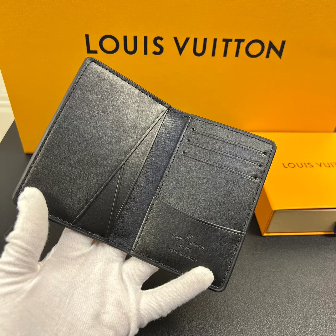 💰100 💎Upgraded original version🇫🇷 Exclusive real shot# Diamond pattern embossed black small card holder Louis vuitton's pocket leather wallet has seven compartments, which can hold credit cards, bus cards, business cards, and even city maps. Damier canvas, leather edge - two credit card compartments - four inner compartments - one outer compartment. ❤️Model: M63144 diamond pattern embossed Size: 7X11.