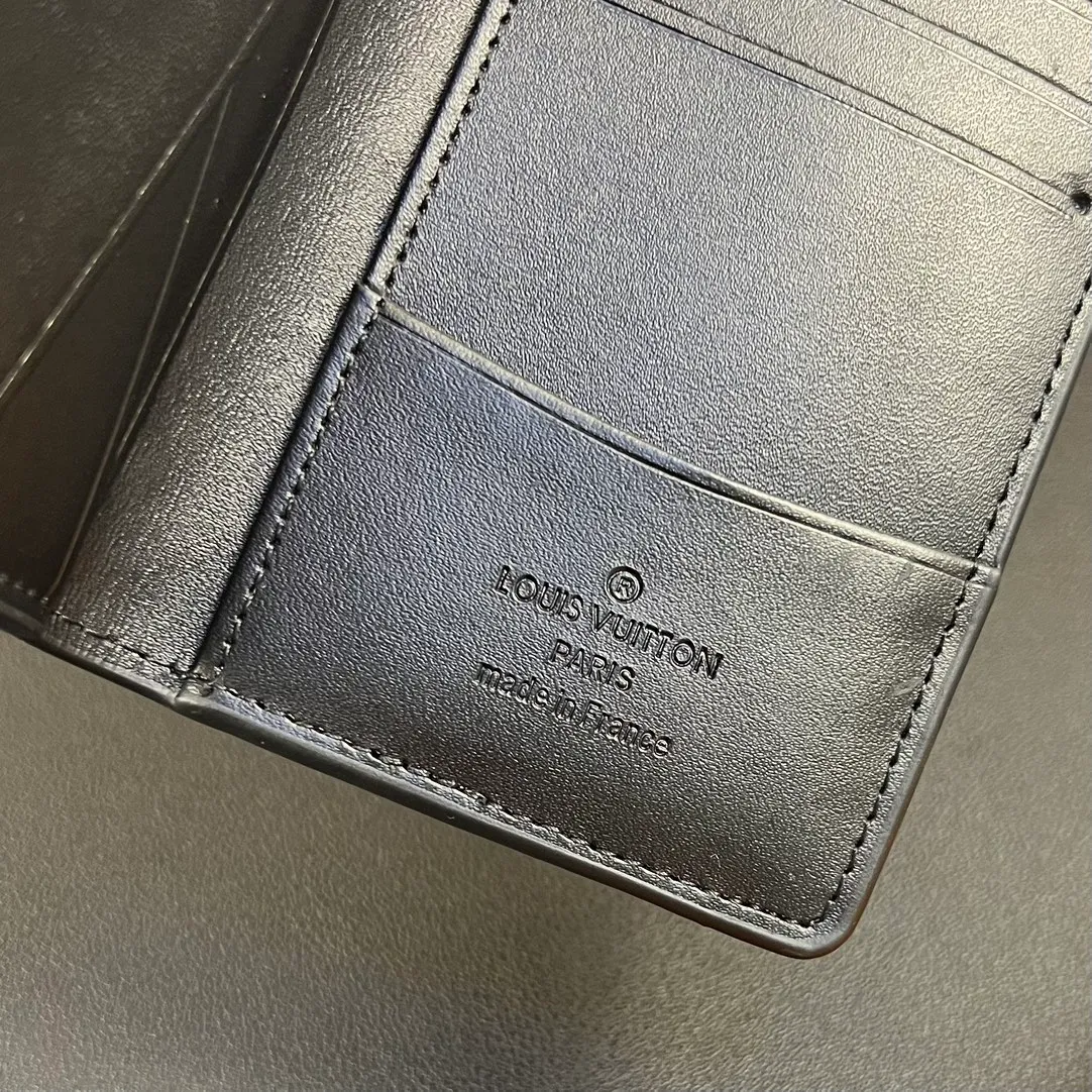💰100 💎Upgraded original version🇫🇷 Exclusive real shot# Diamond pattern embossed black small card holder Louis vuitton's pocket leather wallet has seven compartments, which can hold credit cards, bus cards, business cards, and even city maps. Damier canvas, leather edge - two credit card compartments - four inner compartments - one outer compartment. ❤️Model: M63144 diamond pattern embossed Size: 7X11.