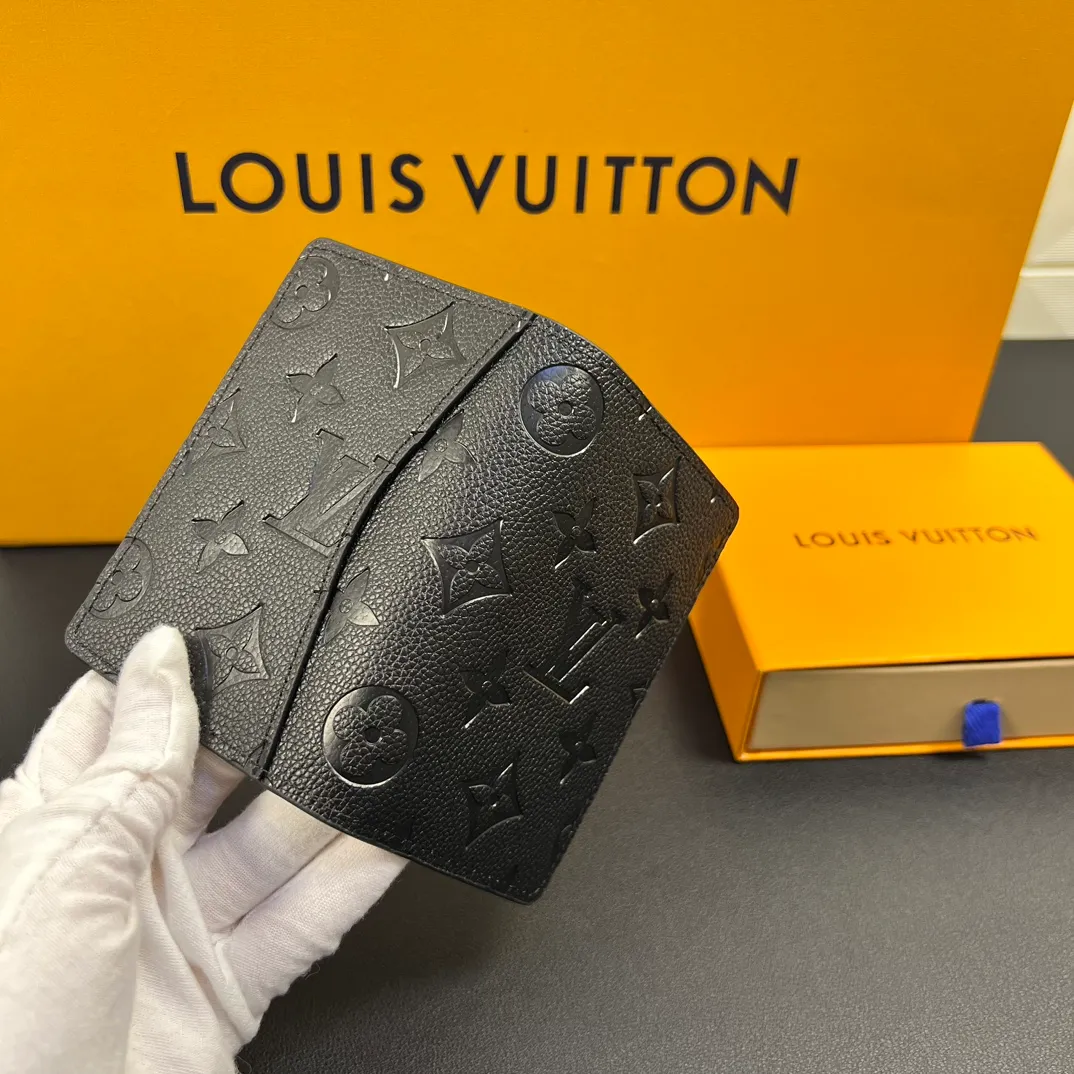 💰100 💎Upgraded original version🇫🇷 Exclusive real shot# Diamond pattern embossed black small card holder Louis vuitton's pocket leather wallet has seven compartments, which can hold credit cards, bus cards, business cards, and even city maps. Damier canvas, leather edge - two credit card compartments - four inner compartments - one outer compartment. ❤️Model: M63144 diamond pattern embossed Size: 7X11.