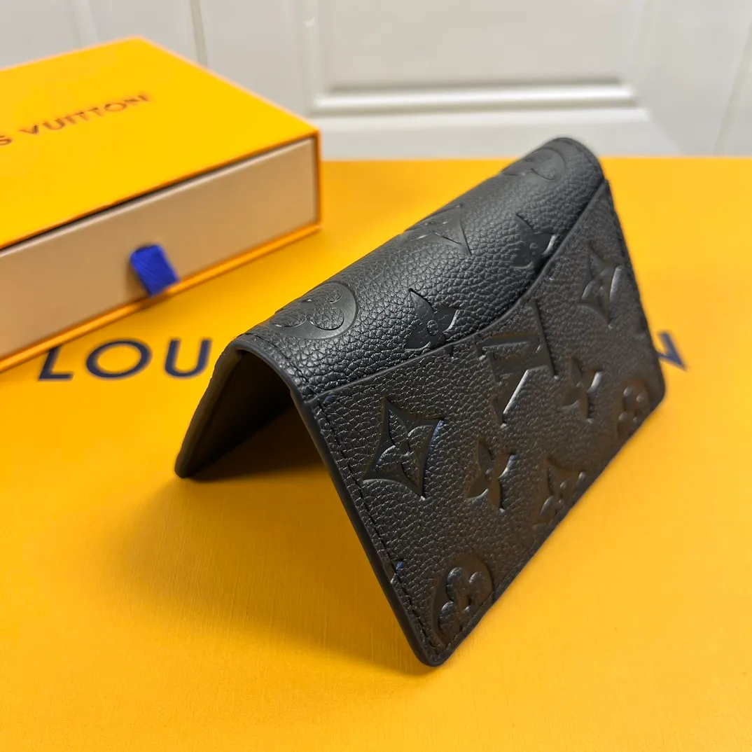 💰100 💎Upgraded original version🇫🇷 Exclusive real shot# Diamond pattern embossed black small card holder Louis vuitton's pocket leather wallet has seven compartments, which can hold credit cards, bus cards, business cards, and even city maps. Damier canvas, leather edge - two credit card compartments - four inner compartments - one outer compartment. ❤️Model: M63144 diamond pattern embossed Size: 7X11.