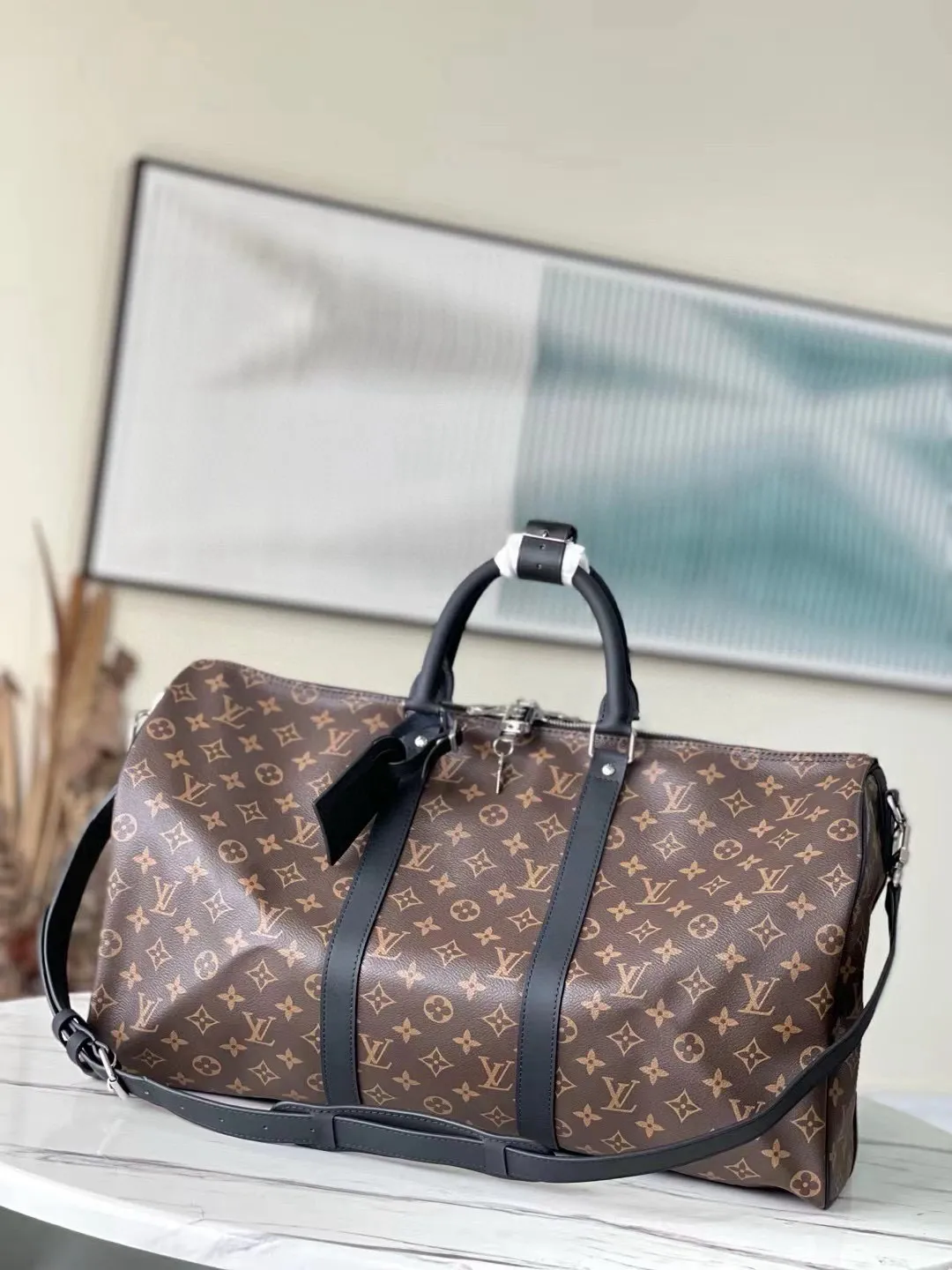 💰1000 (50 size) top original order M56710 presbyopic black leather, spacious capacity, flexible use. Durable, safe and reliable. Fashionable style, mature and stable. Features a secure double zipper and padlock, making it perfect for business or pleasure. Dimensions: 50 × 29 × 22 cm.