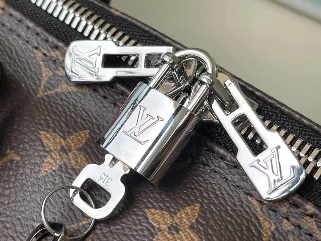 💰1000 (50 size) top original order M56710 presbyopic black leather, spacious capacity, flexible use. Durable, safe and reliable. Fashionable style, mature and stable. Features a secure double zipper and padlock, making it perfect for business or pleasure. Dimensions: 50 × 29 × 22 cm.