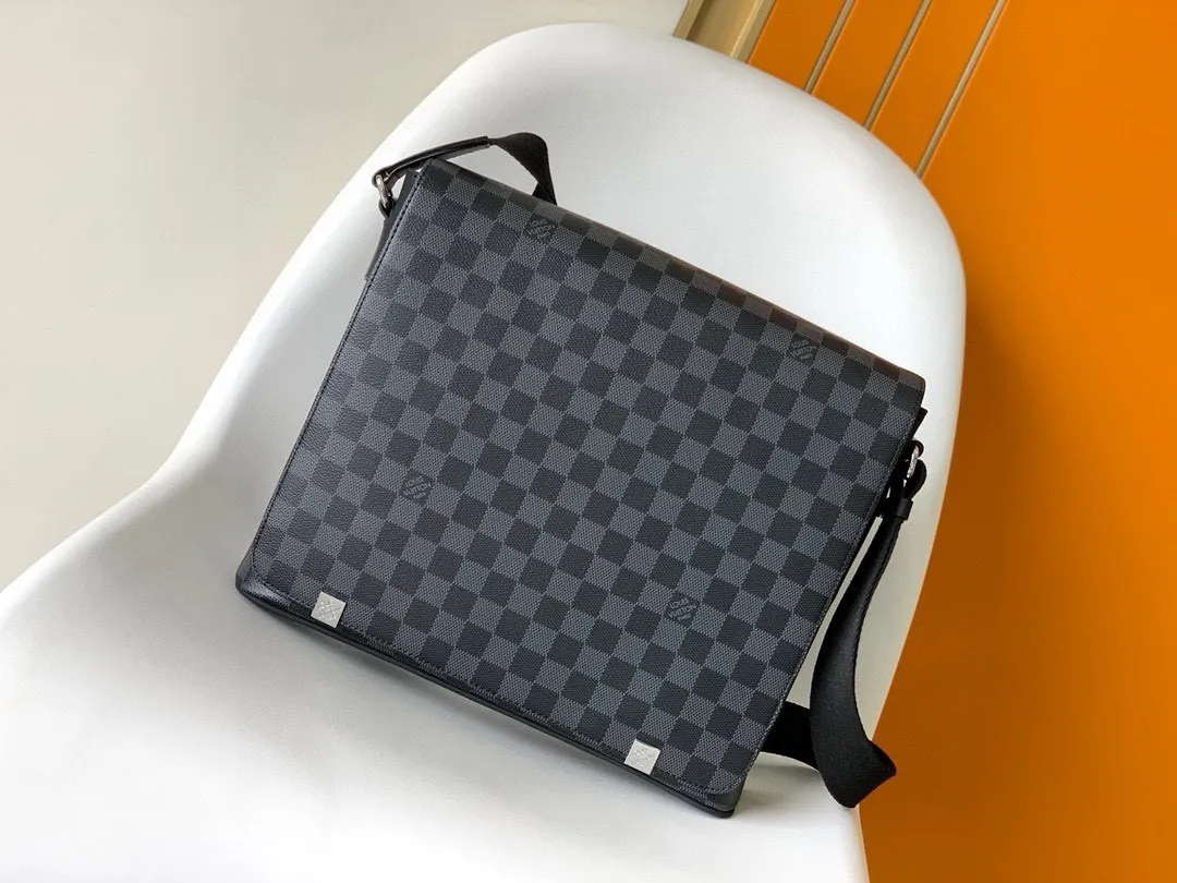 💰800 Top original order N41029 🌱Heiger counter new men's crossbody bag, first-class quality, perfect pk counter DistrictC medium handbag's large capacity and multi-pocket design allow it to hold A4 size documents, iPad and other items, making it an ideal choice for urban men. Gorgeous Damier Ebène canvas completes it all-steel laser hardware. Size: 33*29*8cm