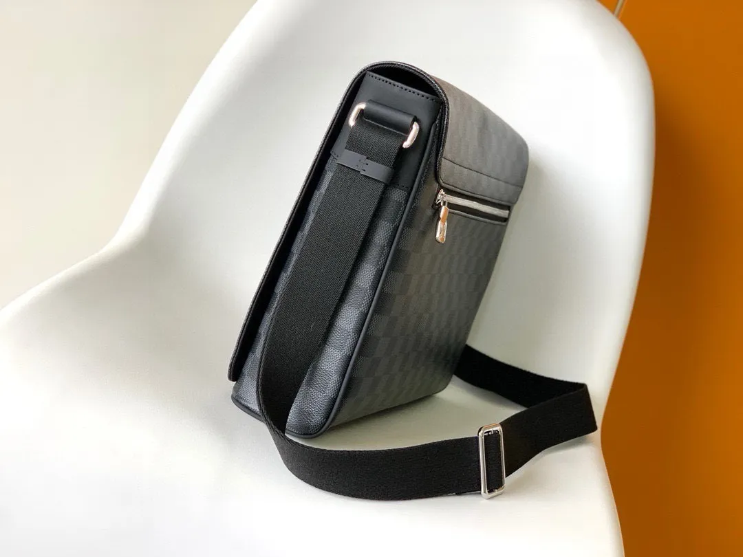 💰800 Top original order N41029 🌱Heiger counter new men's crossbody bag, first-class quality, perfect pk counter DistrictC medium handbag's large capacity and multi-pocket design allow it to hold A4 size documents, iPad and other items, making it an ideal choice for urban men. Gorgeous Damier Ebène canvas completes it all-steel laser hardware. Size: 33*29*8cm