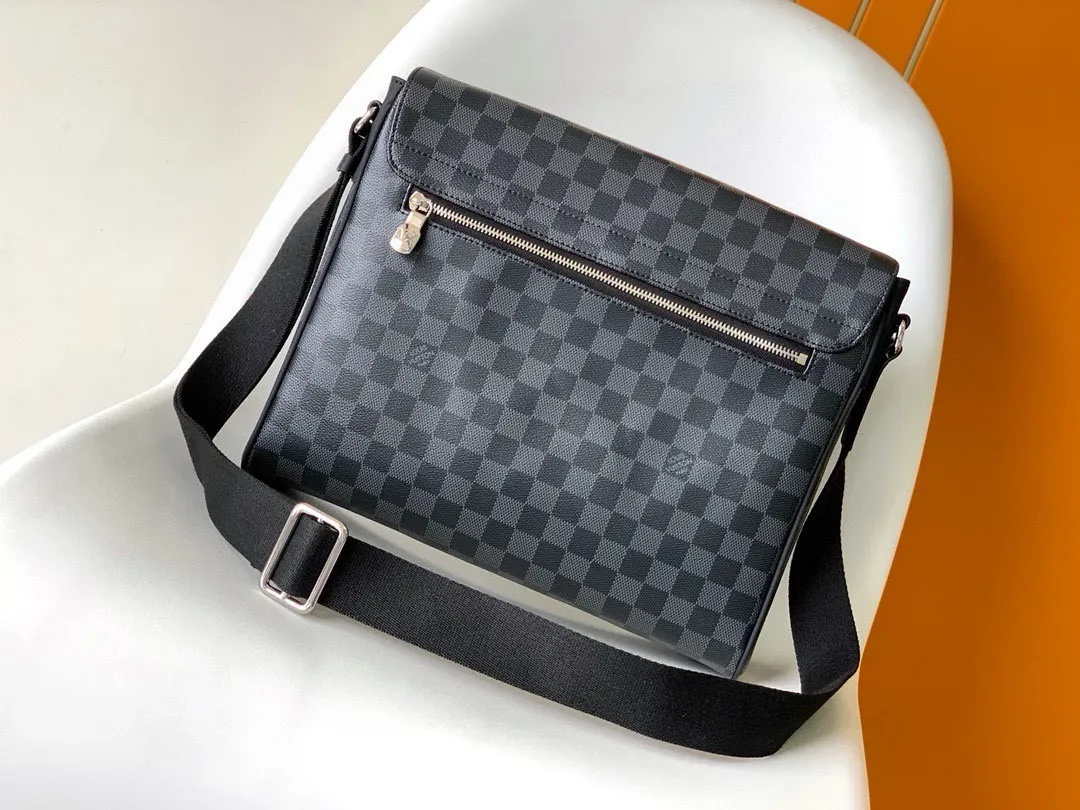 💰800 Top original order N41029 🌱Heiger counter new men's crossbody bag, first-class quality, perfect pk counter DistrictC medium handbag's large capacity and multi-pocket design allow it to hold A4 size documents, iPad and other items, making it an ideal choice for urban men. Gorgeous Damier Ebène canvas completes it all-steel laser hardware. Size: 33*29*8cm