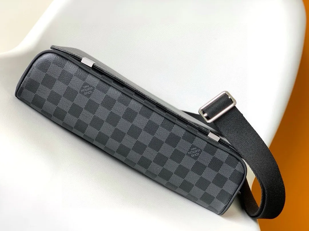 💰800 Top original order N41029 🌱Heiger counter new men's crossbody bag, first-class quality, perfect pk counter DistrictC medium handbag's large capacity and multi-pocket design allow it to hold A4 size documents, iPad and other items, making it an ideal choice for urban men. Gorgeous Damier Ebène canvas completes it all-steel laser hardware. Size: 33*29*8cm