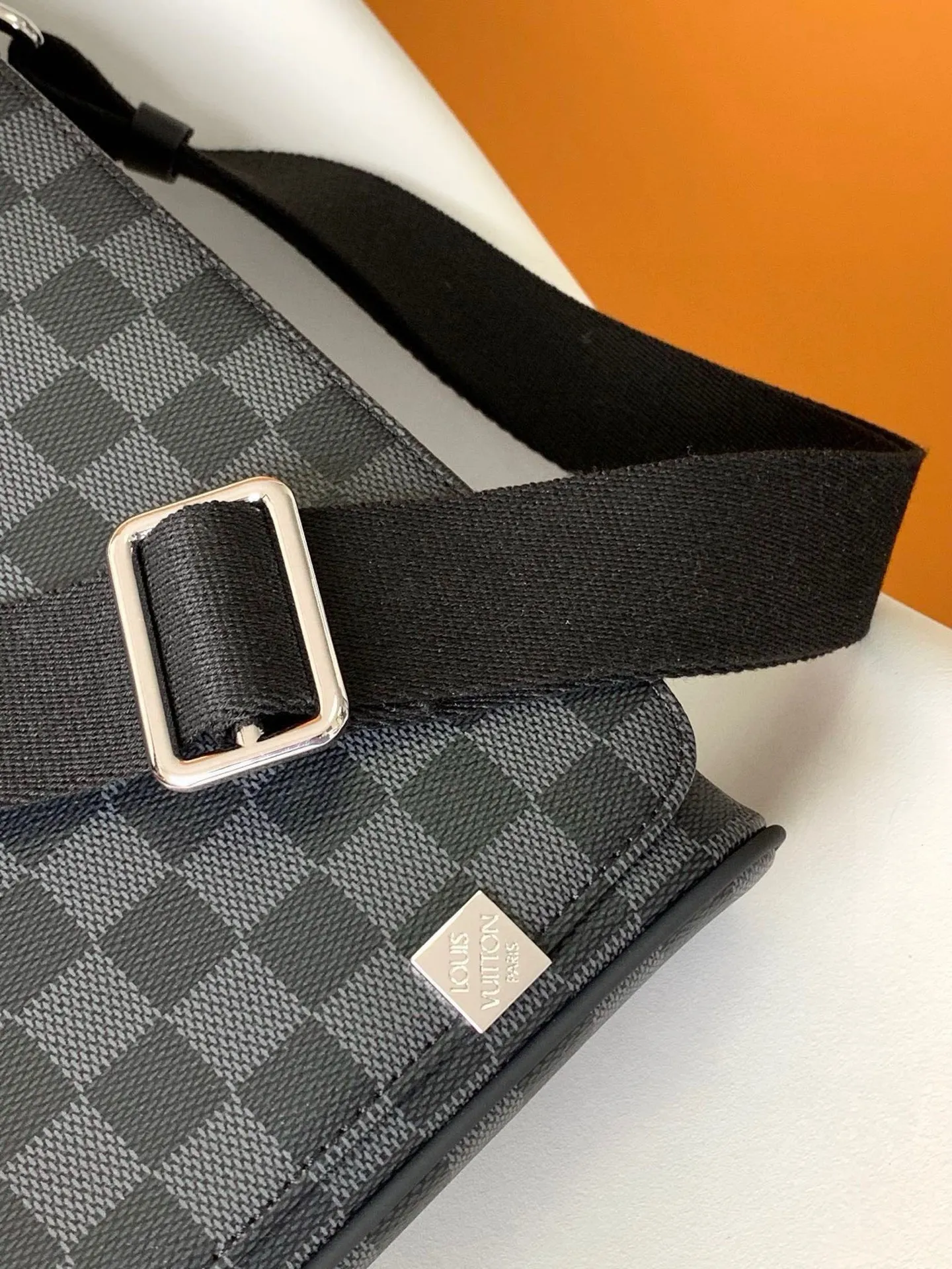 💰800 Top original order N41029 🌱Heiger counter new men's crossbody bag, first-class quality, perfect pk counter DistrictC medium handbag's large capacity and multi-pocket design allow it to hold A4 size documents, iPad and other items, making it an ideal choice for urban men. Gorgeous Damier Ebène canvas completes it all-steel laser hardware. Size: 33*29*8cm