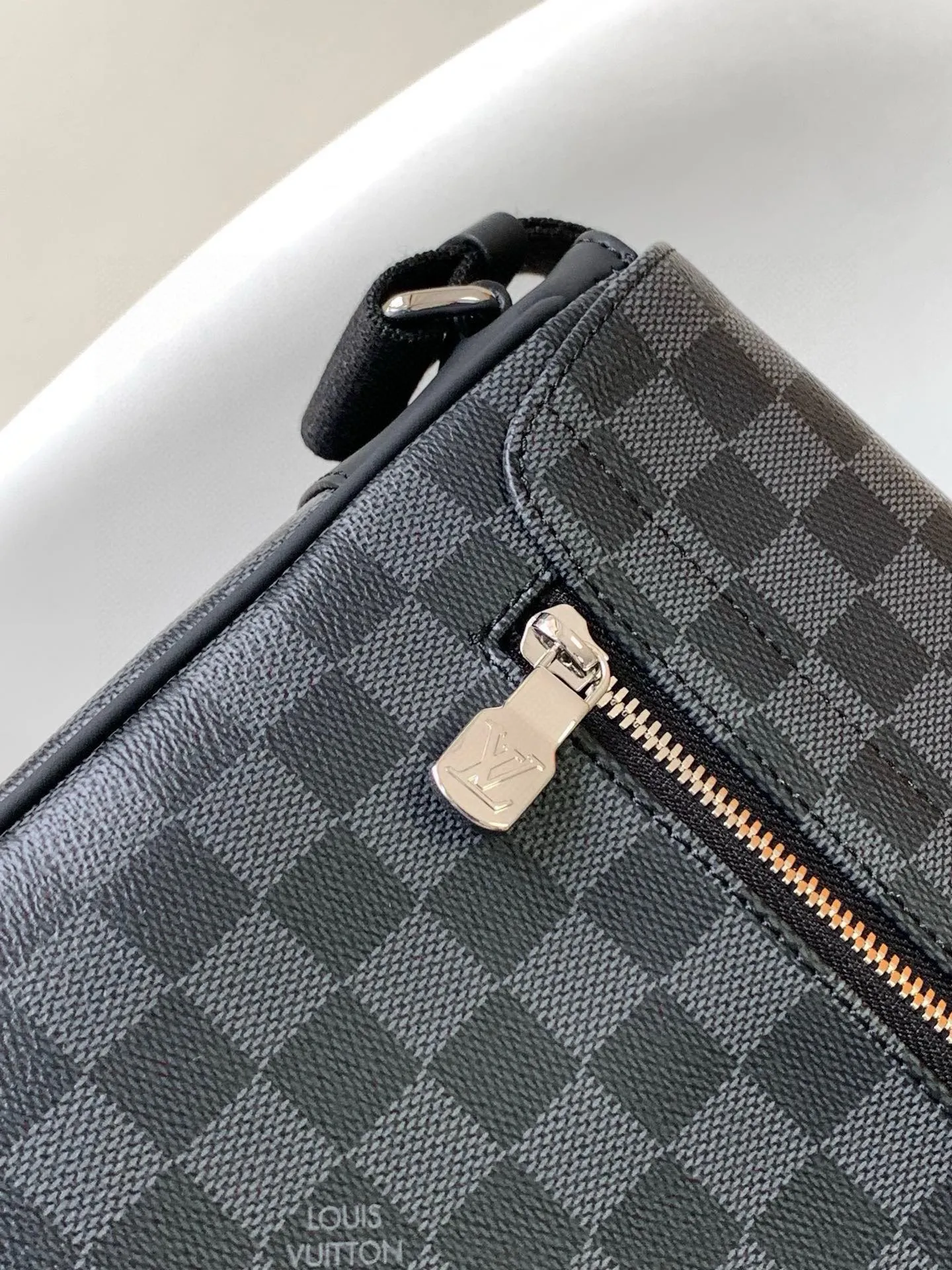 💰800 Top original order N41029 🌱Heiger counter new men's crossbody bag, first-class quality, perfect pk counter DistrictC medium handbag's large capacity and multi-pocket design allow it to hold A4 size documents, iPad and other items, making it an ideal choice for urban men. Gorgeous Damier Ebène canvas completes it all-steel laser hardware. Size: 33*29*8cm