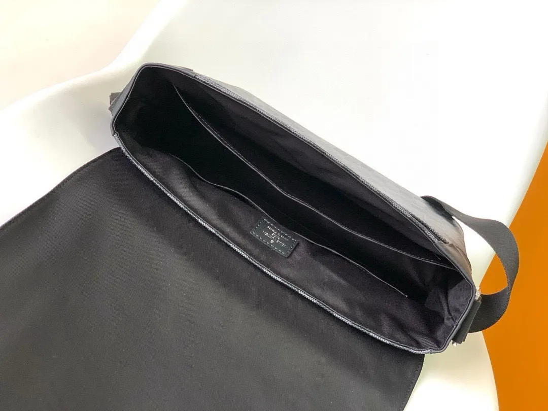 💰800 Top original order N41029 🌱Heiger counter new men's crossbody bag, first-class quality, perfect pk counter DistrictC medium handbag's large capacity and multi-pocket design allow it to hold A4 size documents, iPad and other items, making it an ideal choice for urban men. Gorgeous Damier Ebène canvas completes it all-steel laser hardware. Size: 33*29*8cm