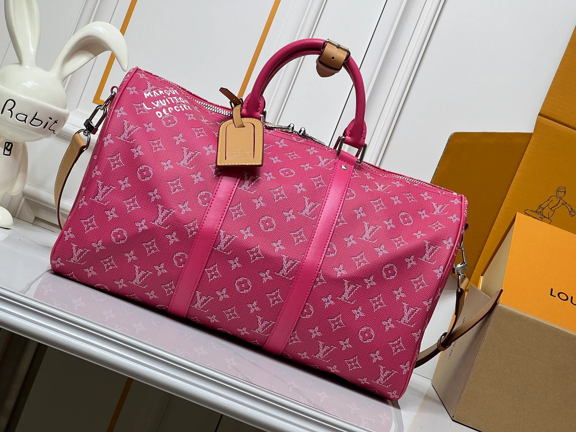 Batch 400💰M26868 Plum Red 45cm M26864 Blue 50cm M26865 Orange 50cm M26866 Green 50cm This Keepall Bandouliere50 travel bag is made of Monogram Heritage canvas dip-dyed in colorful colors, with cow leather trim, leather shoulder straps, removable leather nameplate and cotton lining. The Marque L.Vuitton Deposee logo pays tribute to Louis Vuitton’s long heritage. 29x23x50 cm (HxWxL) MonogramHeritage coated canvas Cow leather trim Fabric lining Metal hardware Carry-on baggage dimensions Double zipper closure Padlock Removable designer zipper Interior pocket Handles: Double handle