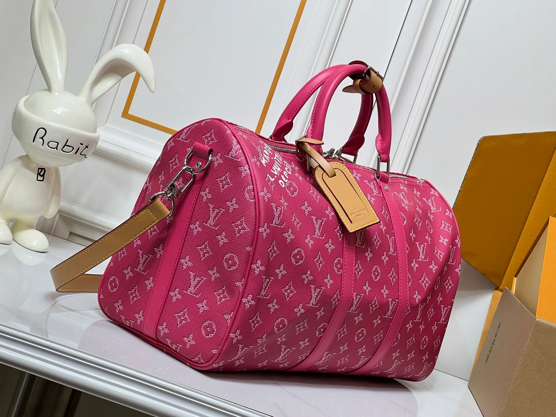 Batch 400💰M26868 Plum Red 45cm M26864 Blue 50cm M26865 Orange 50cm M26866 Green 50cm This Keepall Bandouliere50 travel bag is made of Monogram Heritage canvas dip-dyed in colorful colors, with cow leather trim, leather shoulder straps, removable leather nameplate and cotton lining. The Marque L.Vuitton Deposee logo pays tribute to Louis Vuitton’s long heritage. 29x23x50 cm (HxWxL) MonogramHeritage coated canvas Cow leather trim Fabric lining Metal hardware Carry-on baggage dimensions Double zipper closure Padlock Removable designer zipper Interior pocket Handles: Double handle