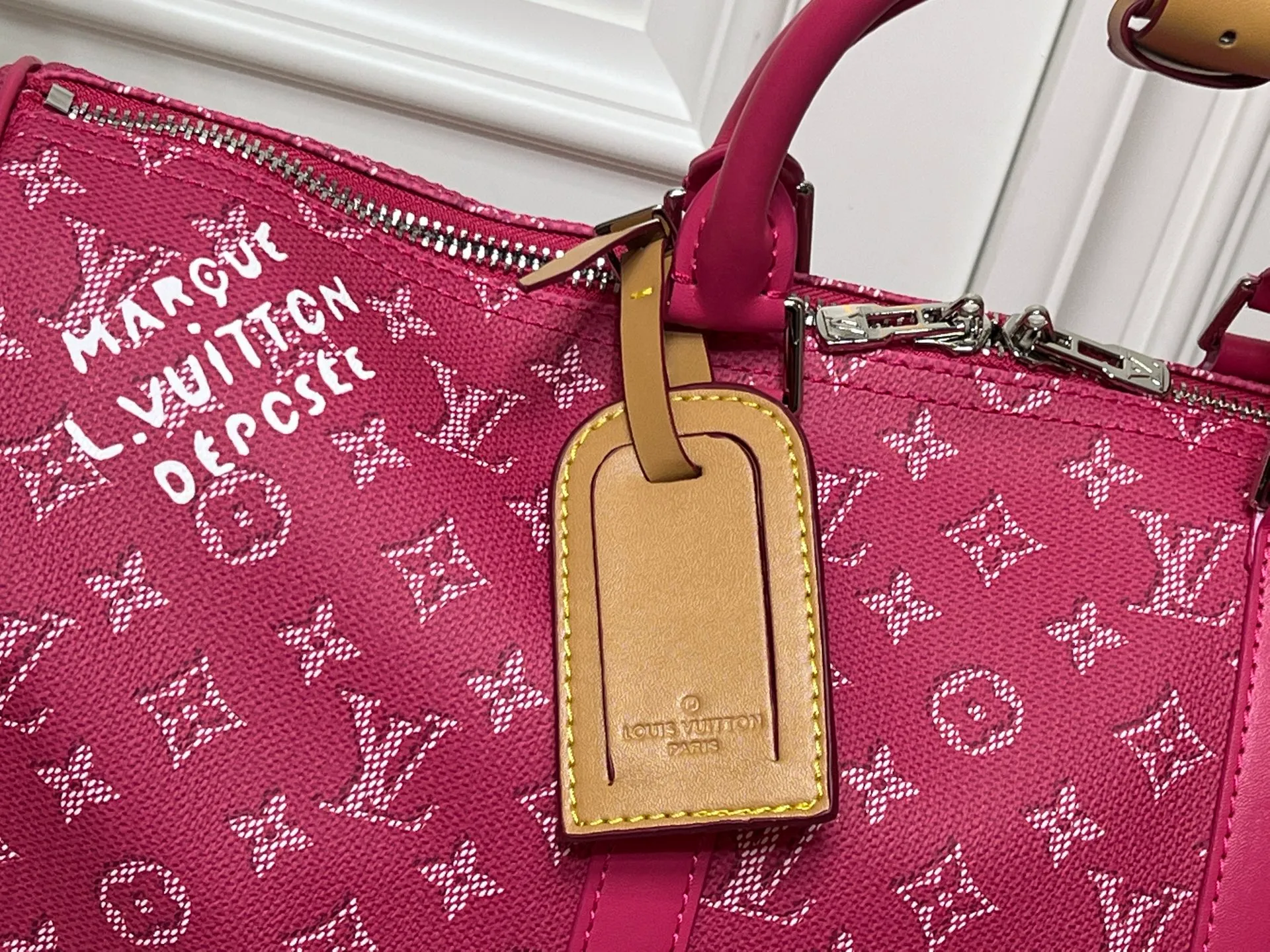 Batch 400💰M26868 Plum Red 45cm M26864 Blue 50cm M26865 Orange 50cm M26866 Green 50cm This Keepall Bandouliere50 travel bag is made of Monogram Heritage canvas dip-dyed in colorful colors, with cow leather trim, leather shoulder straps, removable leather nameplate and cotton lining. The Marque L.Vuitton Deposee logo pays tribute to Louis Vuitton’s long heritage. 29x23x50 cm (HxWxL) MonogramHeritage coated canvas Cow leather trim Fabric lining Metal hardware Carry-on baggage dimensions Double zipper closure Padlock Removable designer zipper Interior pocket Handles: Double handle