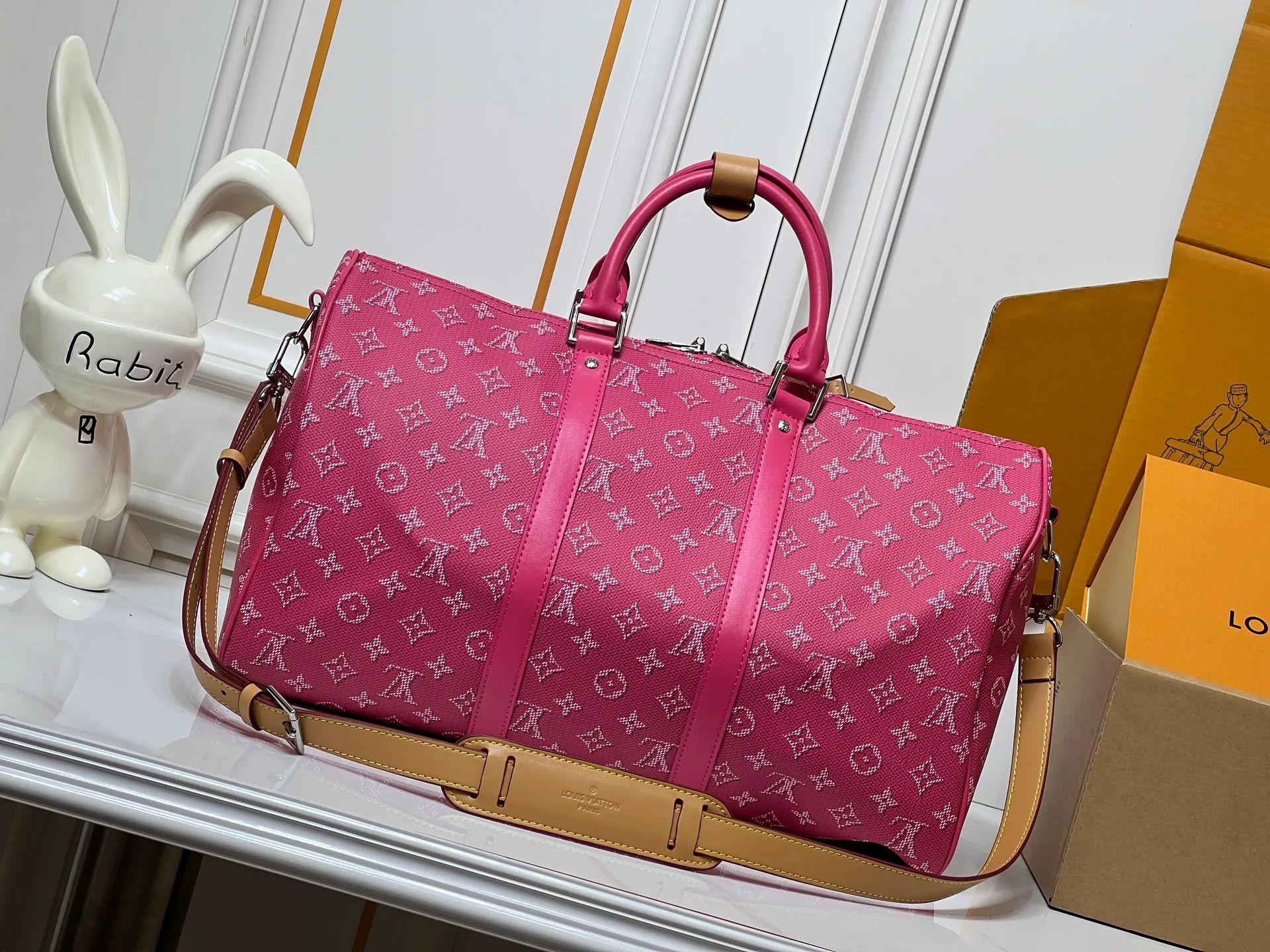 Batch 400💰M26868 Plum Red 45cm M26864 Blue 50cm M26865 Orange 50cm M26866 Green 50cm This Keepall Bandouliere50 travel bag is made of Monogram Heritage canvas dip-dyed in colorful colors, with cow leather trim, leather shoulder straps, removable leather nameplate and cotton lining. The Marque L.Vuitton Deposee logo pays tribute to Louis Vuitton’s long heritage. 29x23x50 cm (HxWxL) MonogramHeritage coated canvas Cow leather trim Fabric lining Metal hardware Carry-on baggage dimensions Double zipper closure Padlock Removable designer zipper Interior pocket Handles: Double handle