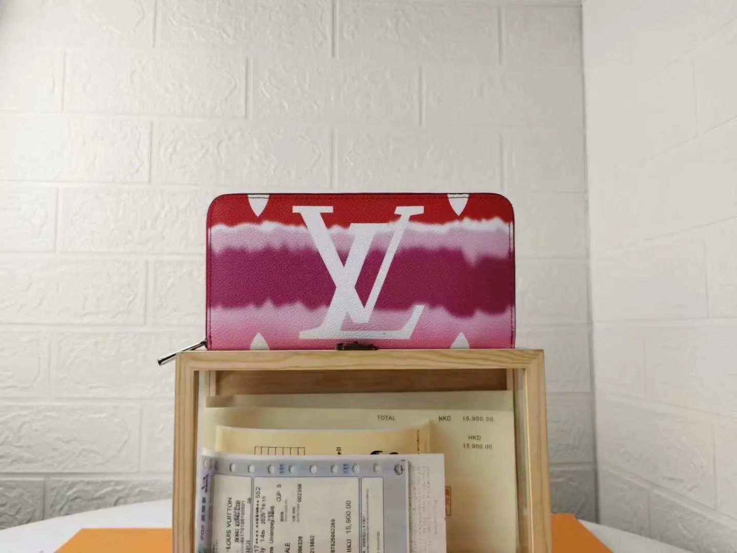 P130M69110 LV ESCALE ZIPPY WALLET Louis Vuitton’s classic Zippy wallet gets a new look in the LV Escale leather goods and accessories collection for the summer of 2020. The tie-dye effect of Monogram Giant canvas conveys the beauty of traditional Japanese tie-dyeing technology, and the zipper design securely protects pockets, compartments and card slots. Detailed features, 19.5x 10.5x 2.5 cm (LxHxW) Monogram coated canvas Cowhide lining Metal hardware, zipper closure, large accordion compartment, open bill compartment, zippered coin pocket, internal patch pocket, card slot.