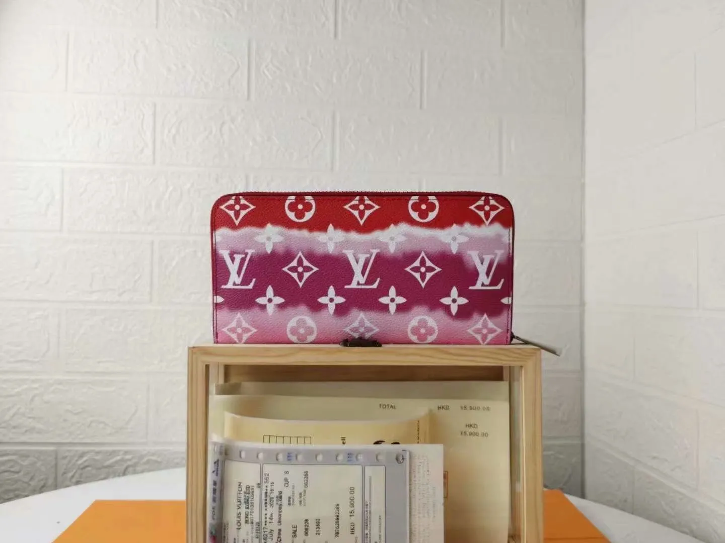 P130M69110 LV ESCALE ZIPPY WALLET Louis Vuitton’s classic Zippy wallet gets a new look in the LV Escale leather goods and accessories collection for the summer of 2020. The tie-dye effect of Monogram Giant canvas conveys the beauty of traditional Japanese tie-dyeing technology, and the zipper design securely protects pockets, compartments and card slots. Detailed features, 19.5x 10.5x 2.5 cm (LxHxW) Monogram coated canvas Cowhide lining Metal hardware, zipper closure, large accordion compartment, open bill compartment, zippered coin pocket, internal patch pocket, card slot.